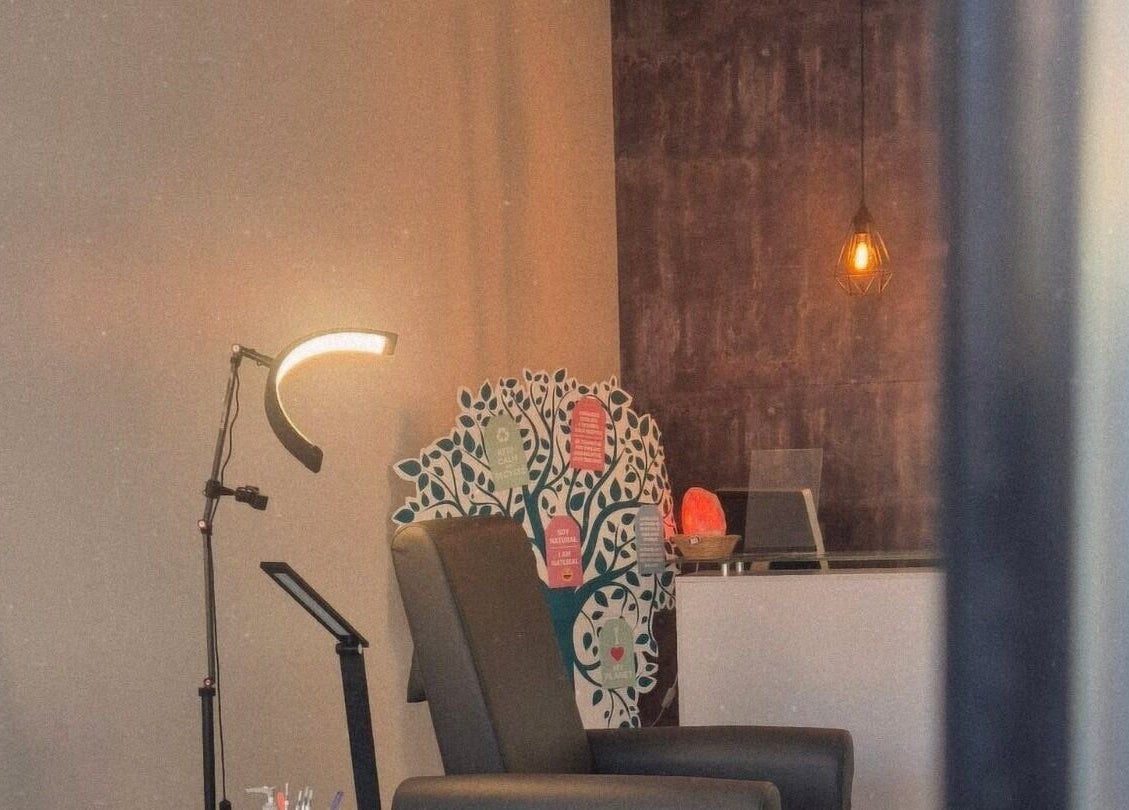 Espacio acogedor en GEO'S | Estética Integral, Reus, Catalunya, ES con silla y lámpara de pie