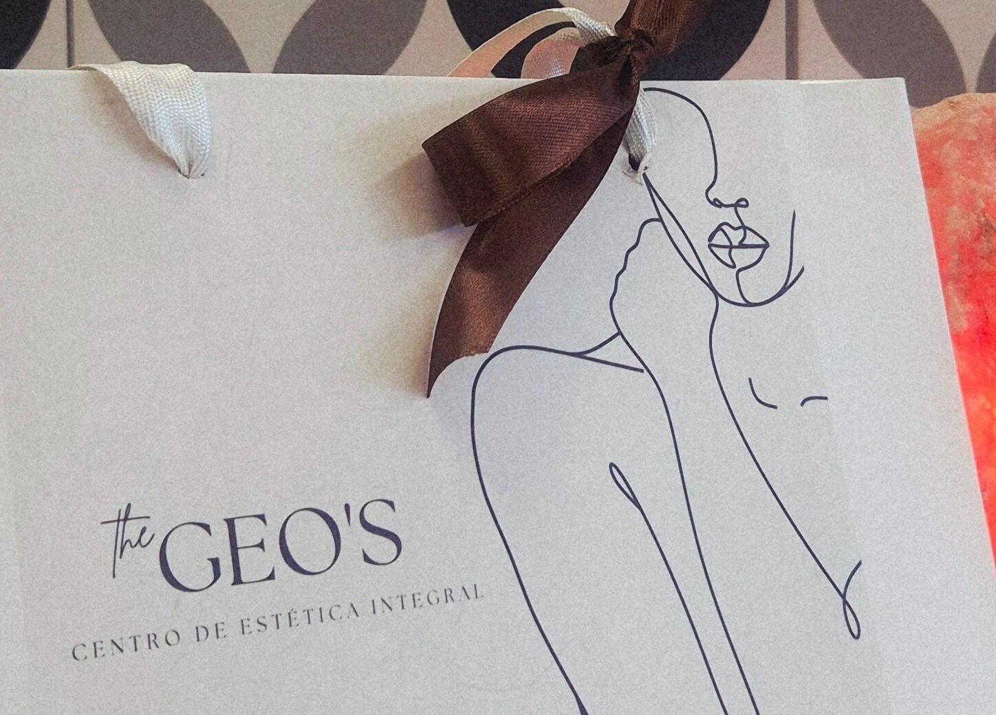 Bolsa de papel artística de GEO'S | Estética Integral en Reus, Catalunya, ES, con elegante dibujo de línea.