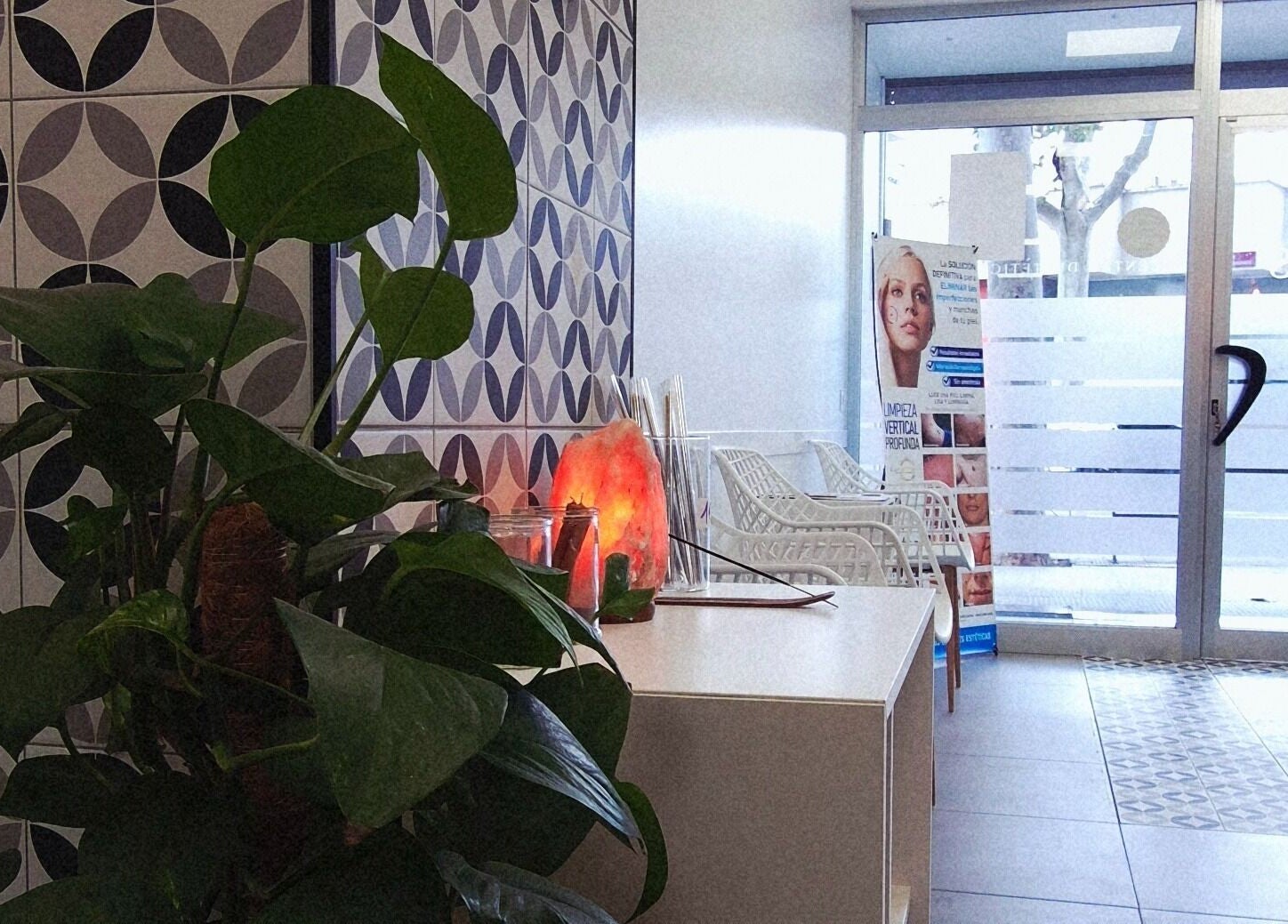 Recepción acogedora de GEO'S | Estética Integral en Reus, Catalunya, ES, con decoración moderna y planta verde.