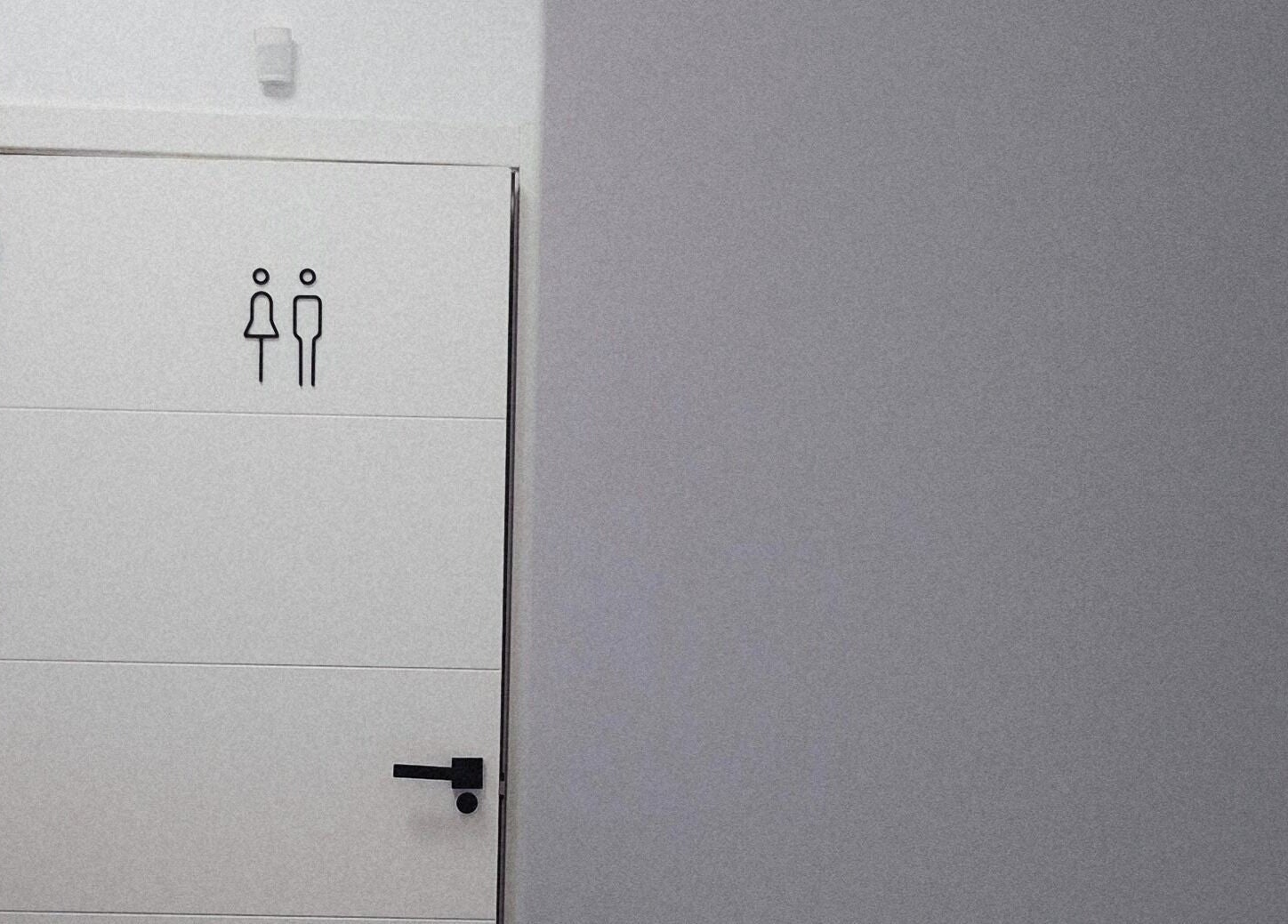 Puerta del baño en GEO'S | Estética Integral, Reus, Catalunya, ES con diseño minimalista.