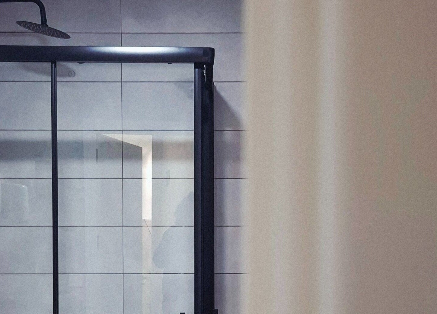 Moderna cabina de ducha en GEO'S | Estética Integral, Reus, Catalunya, ES para una experiencia relajante.