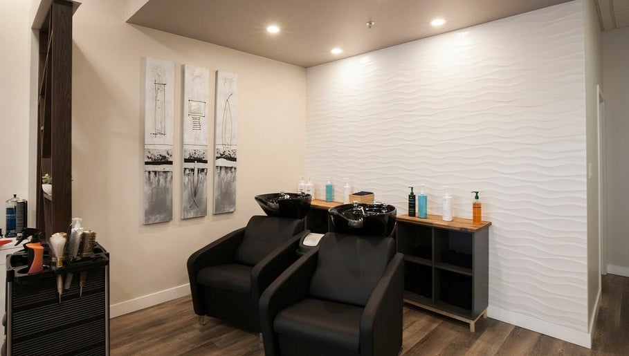 London Hair Salon Macleod Trailの画像：1