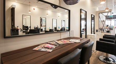 London Hair Salon Macleod Trailの画像：2