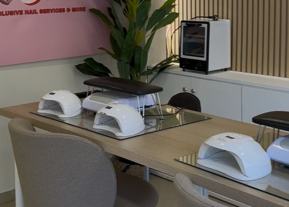 Σαλόνι ονυχοπλαστικής στο Manicute Aesthetics, Παλαιό Φάληρο, GR με σύγχρονα εργαλεία περιποίησης.