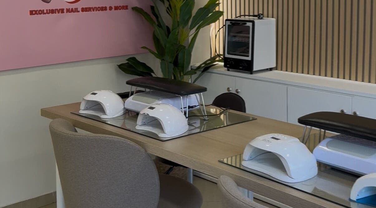 Σαλόνι ονυχοπλαστικής στο Manicute Aesthetics, Παλαιό Φάληρο, GR με σύγχρονα εργαλεία περιποίησης.