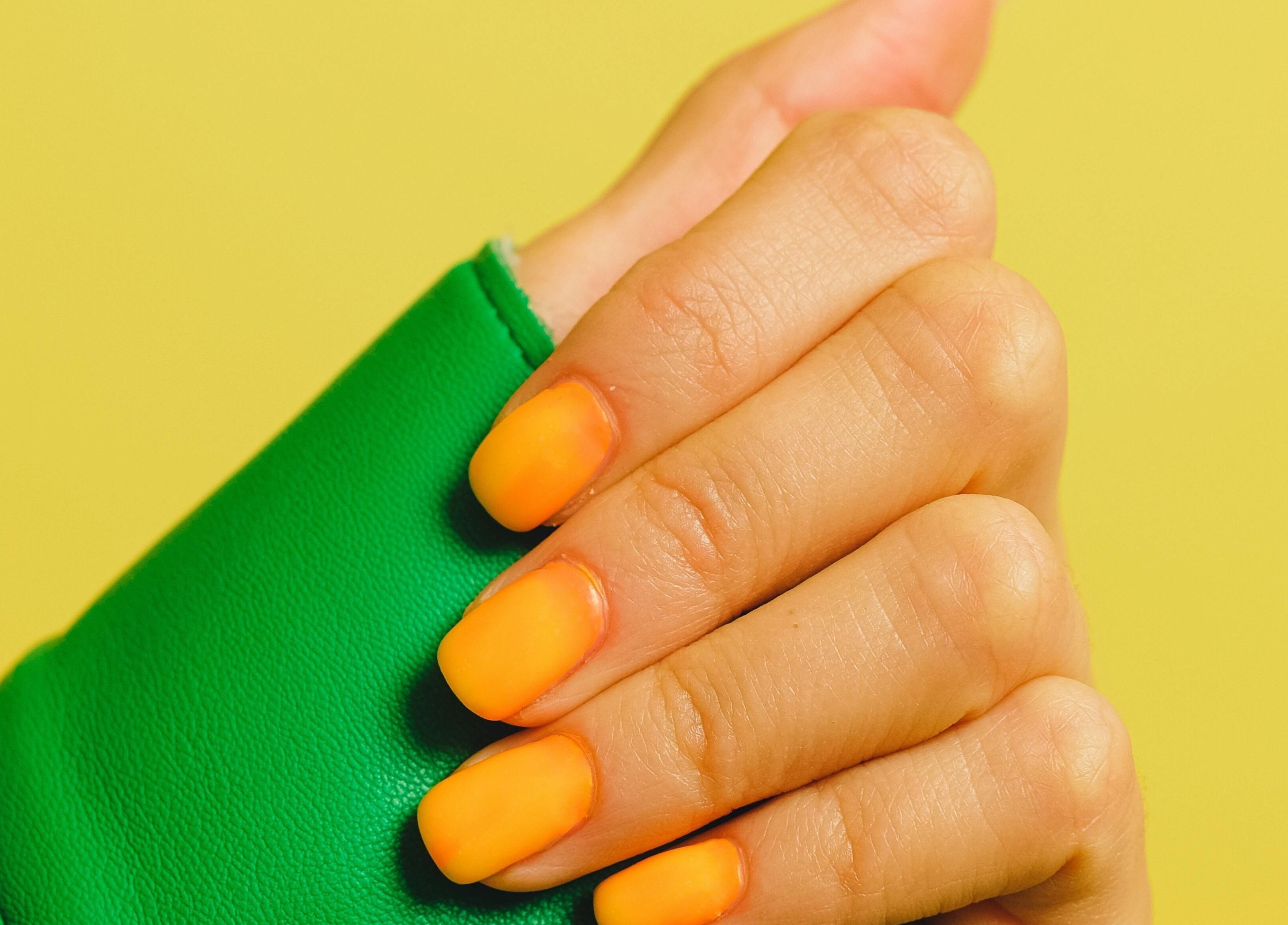 Λαμπερά κίτρινα νύχια στη Manicute Aesthetics, Παλαιό Φάληρο, GR.