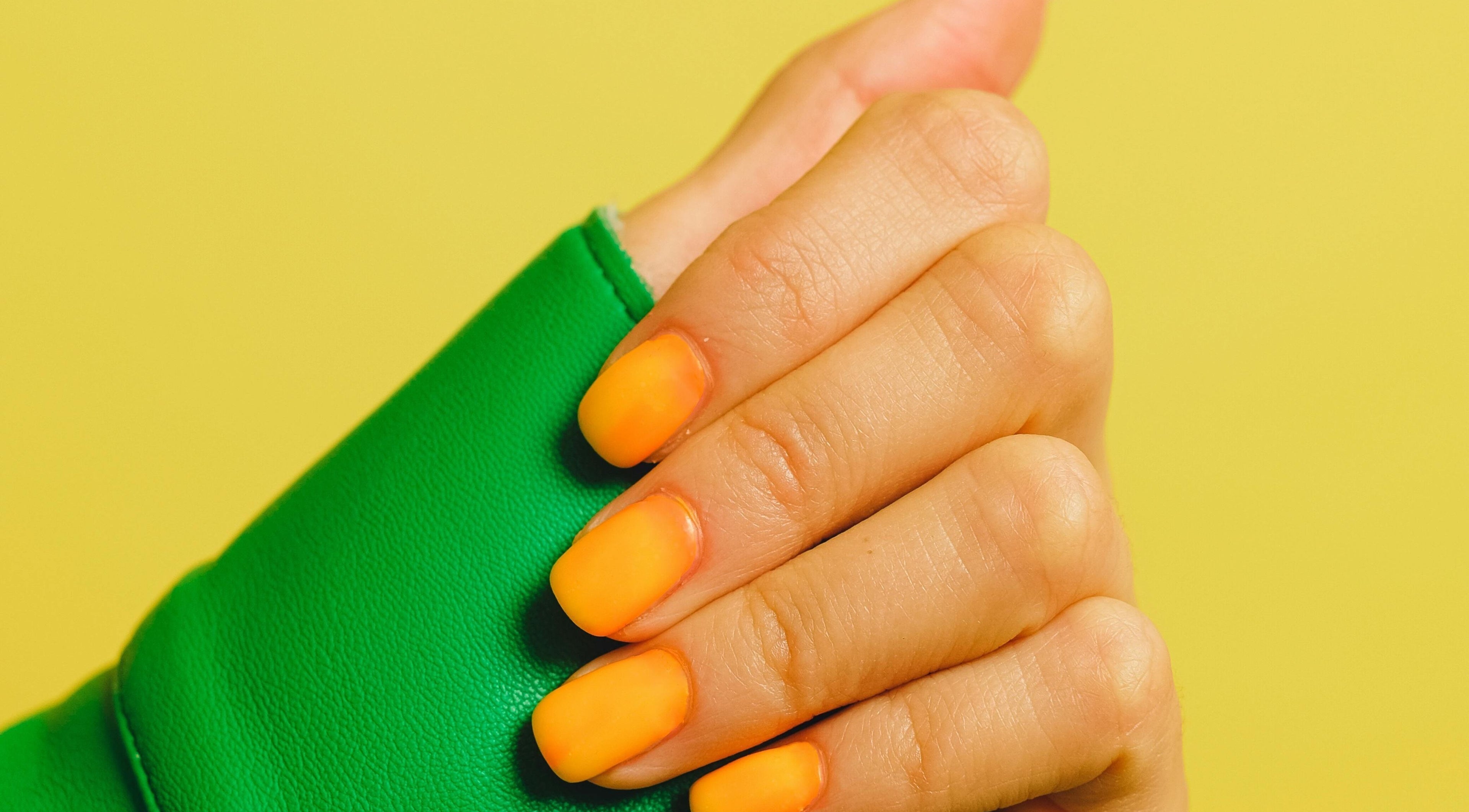 Λαμπερά κίτρινα νύχια στη Manicute Aesthetics, Παλαιό Φάληρο, GR.