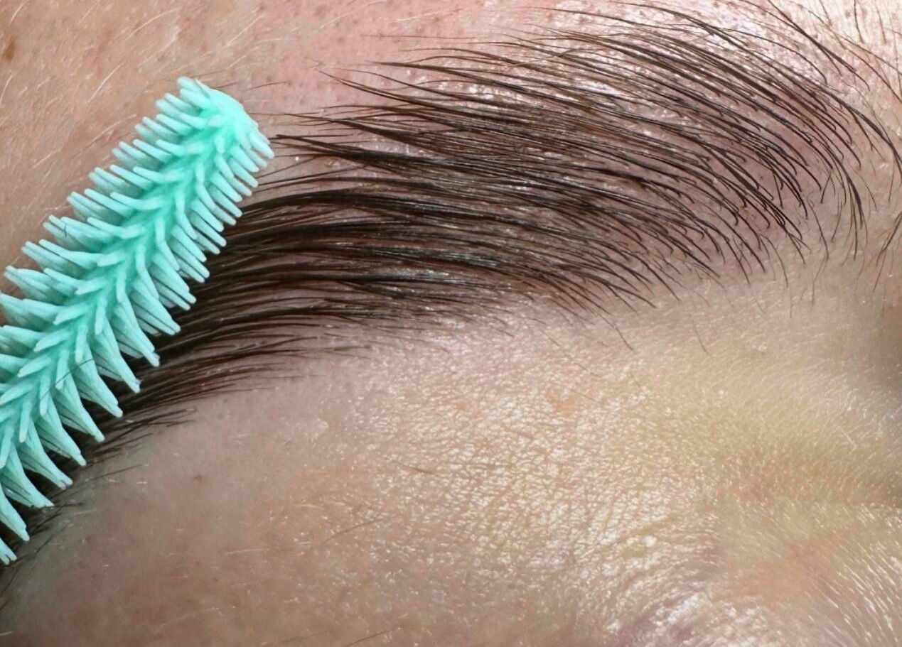 Περιποίηση φρυδιών στο Manicute Aesthetics, Παλαιό Φάληρο, GR.