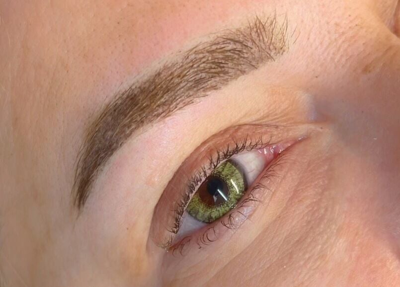 Καλοσχηματισμένα φρύδια σε κοντινή λήψη στο Manicute Aesthetics, Παλαιό Φάληρο, GR.