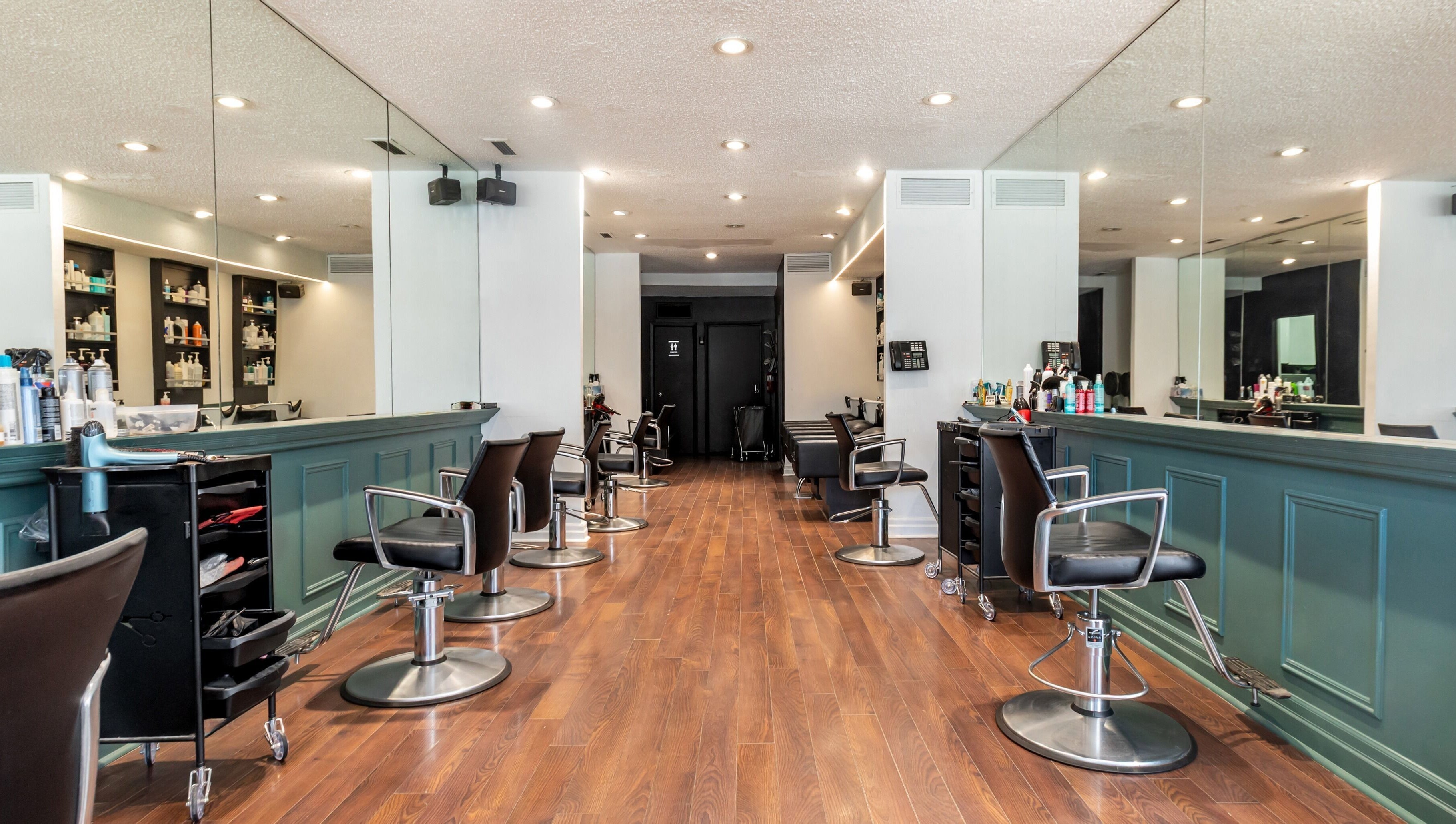 Intérieur du Salon Pierre Alexandre à Montréal, Québec, CA, avec une rangée de chaises modernes et miroirs.