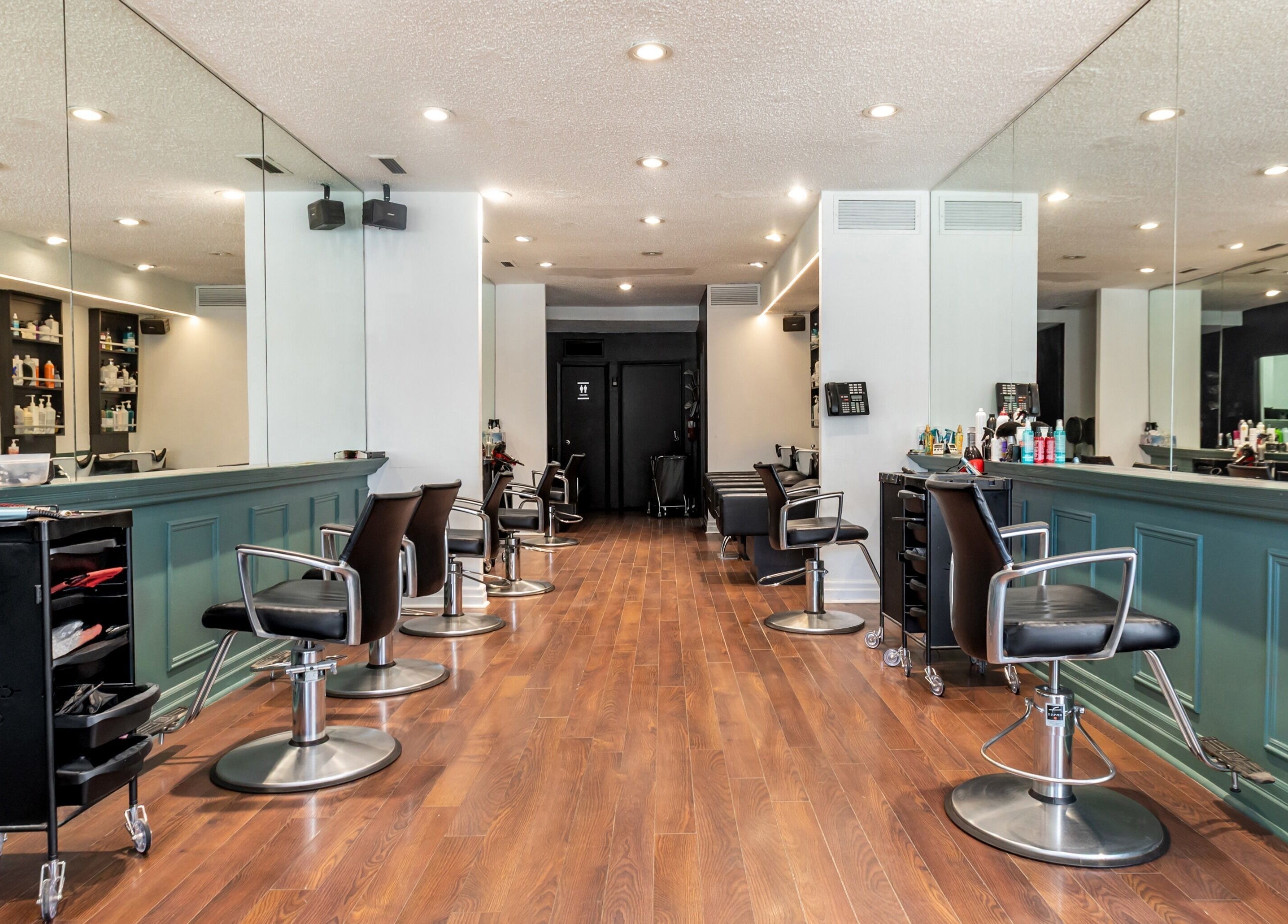 Intérieur du Salon Pierre Alexandre à Montréal, Québec, CA, avec une rangée de chaises modernes et miroirs.