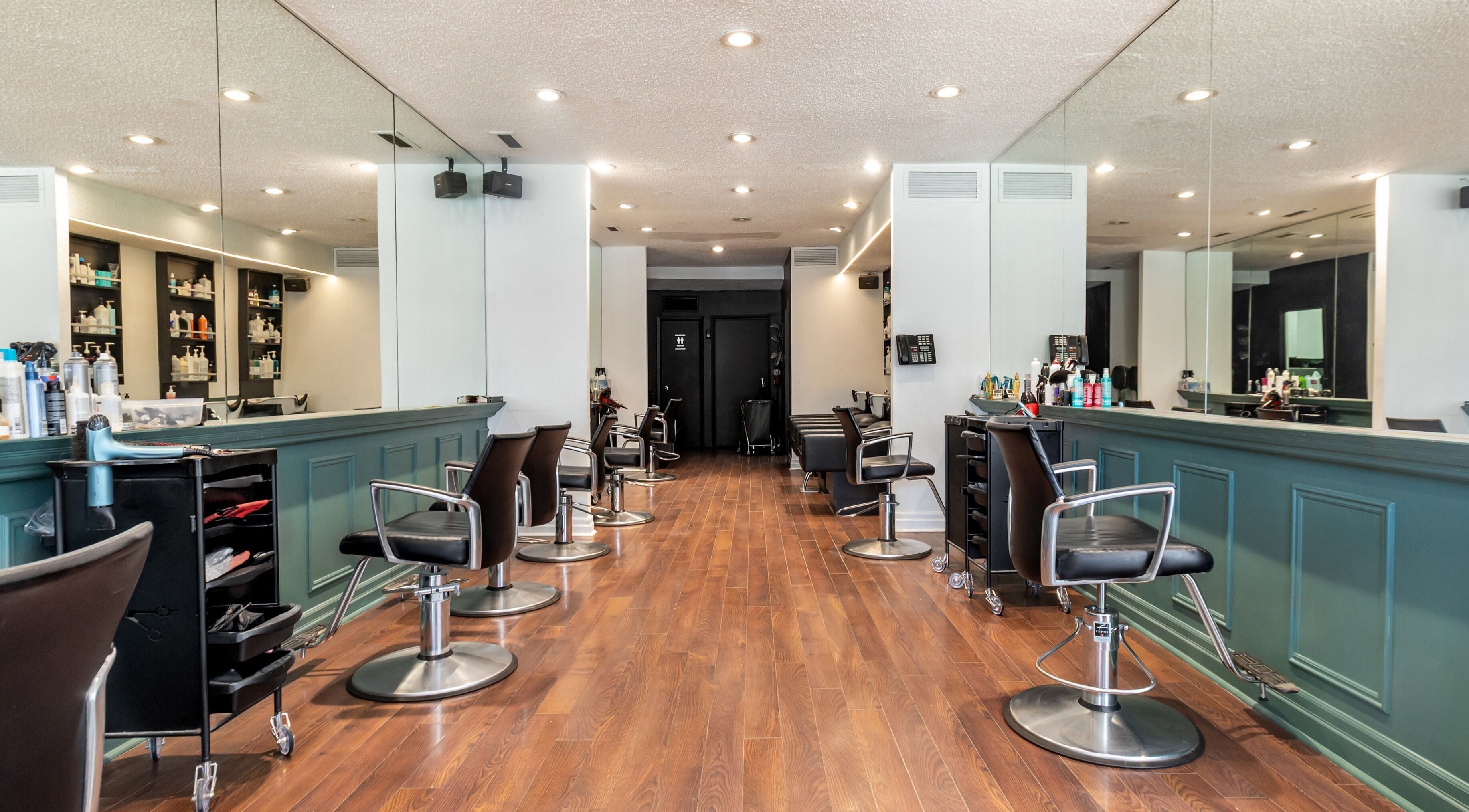 Intérieur du Salon Pierre Alexandre à Montréal, Québec, CA, avec une rangée de chaises modernes et miroirs.