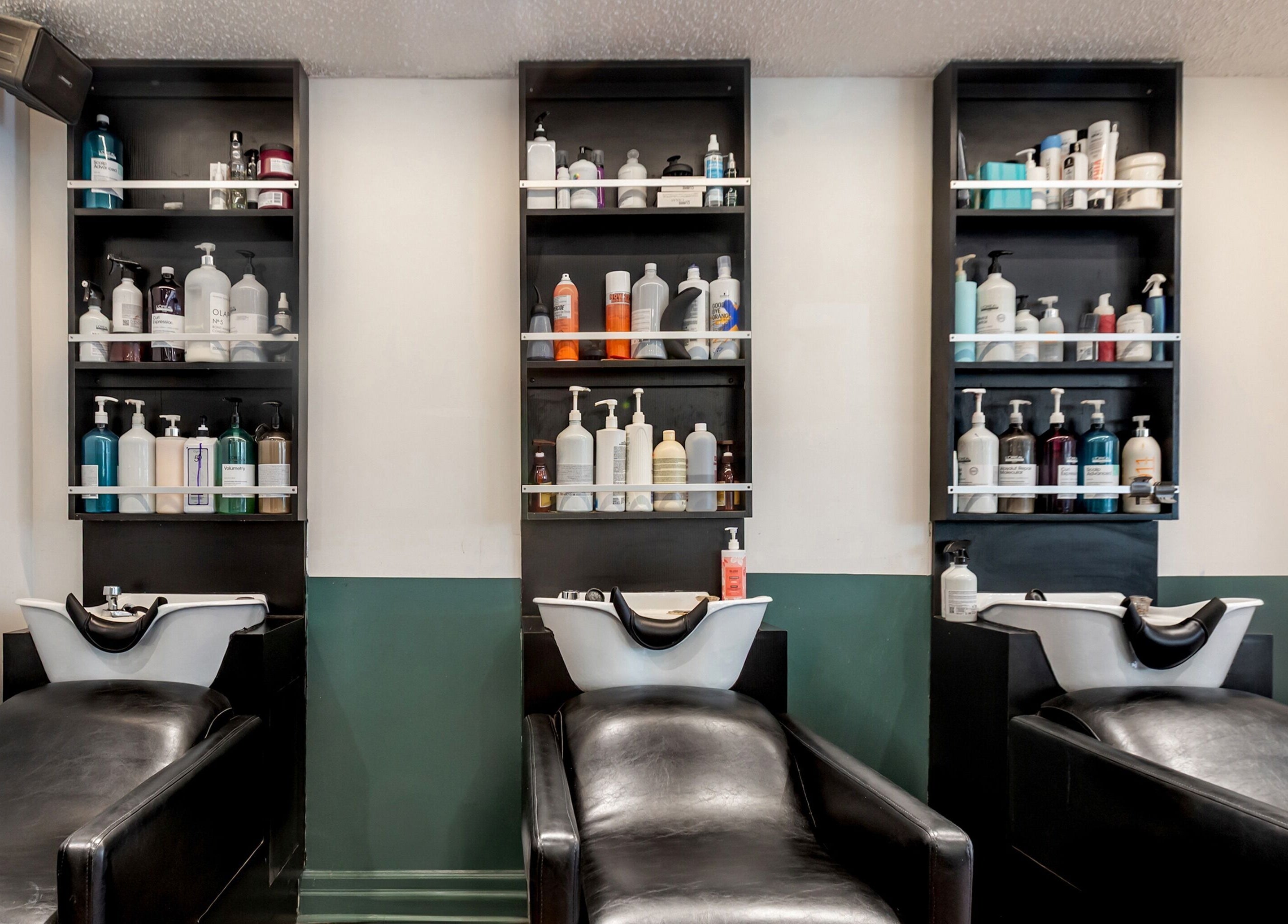 Stations de lavage modernes au Salon Pierre Alexandre à Montréal, Québec, CA, offrant un soin luxueux.