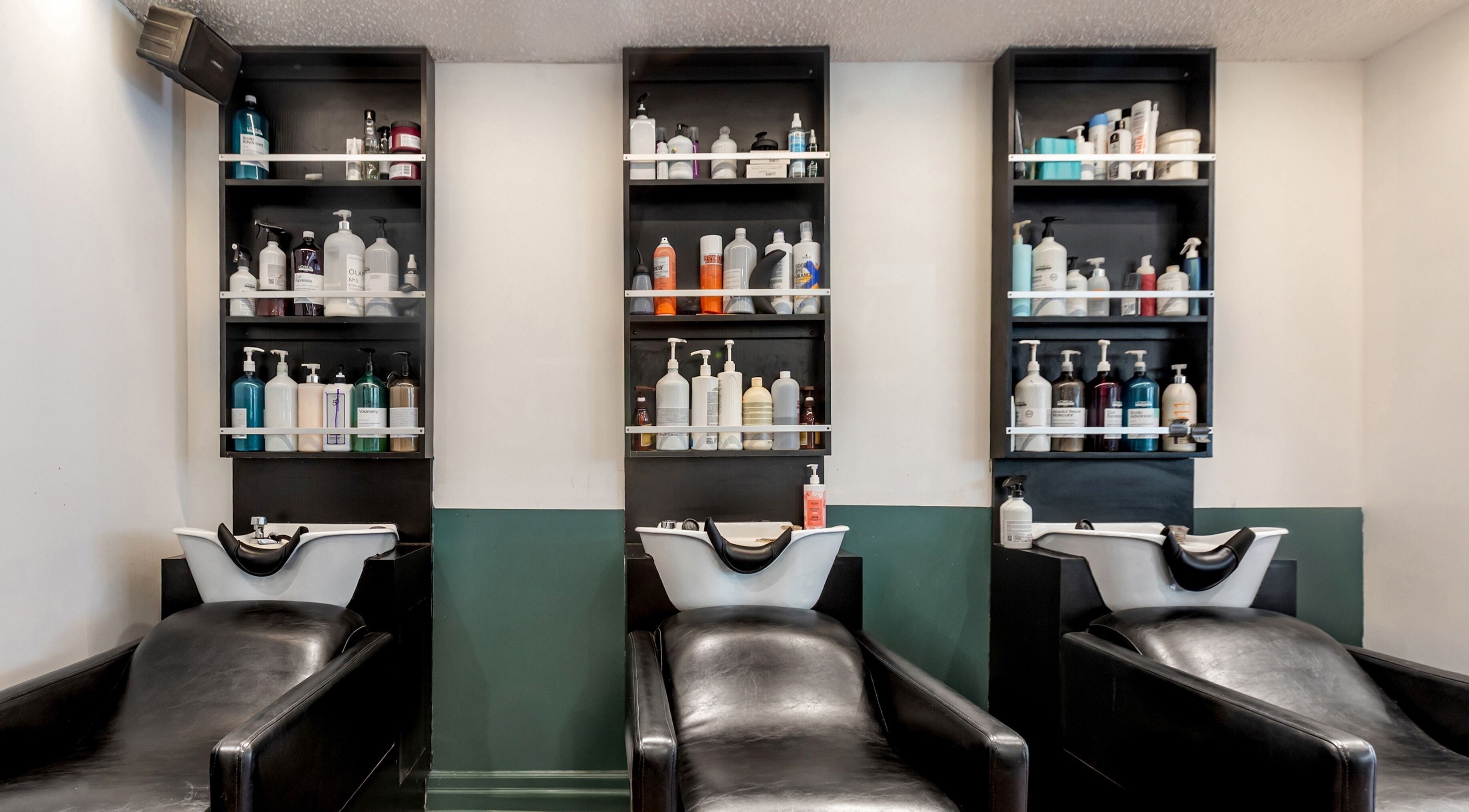 Stations de lavage modernes au Salon Pierre Alexandre à Montréal, Québec, CA, offrant un soin luxueux.