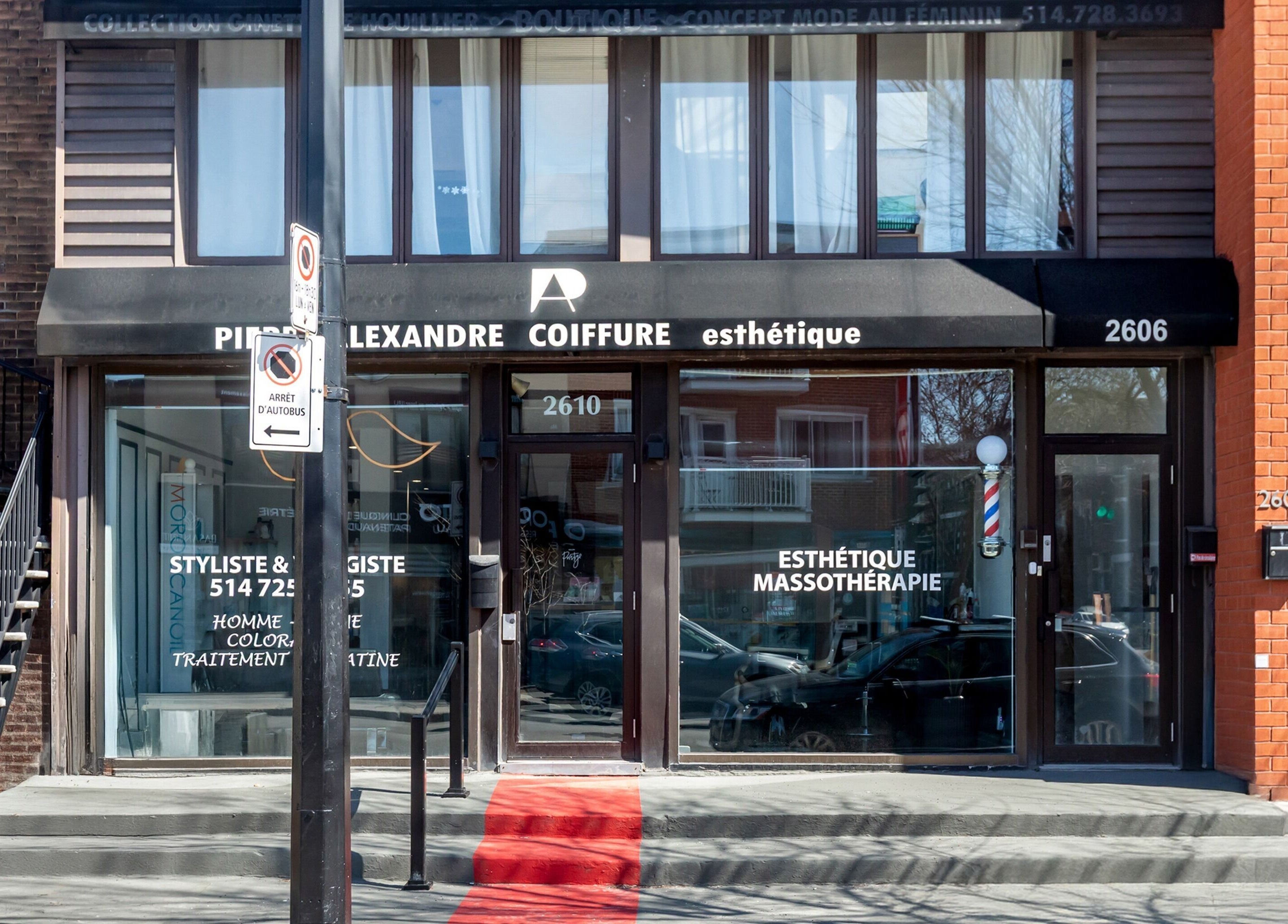 Entrée chic de Salon Pierre Alexandre à Montréal, Québec, CA, capturée sous un angle ensoleillé.