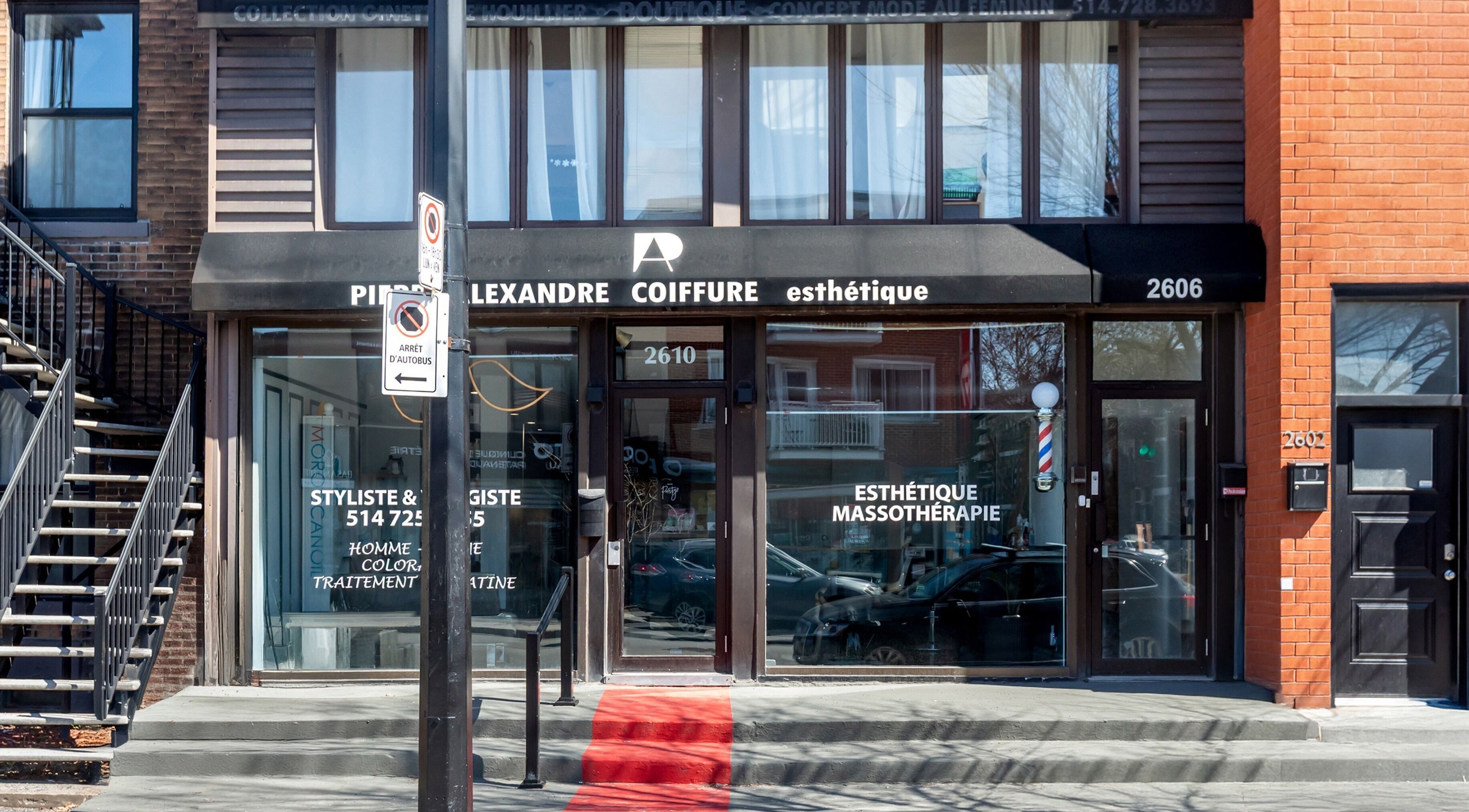 Entrée chic de Salon Pierre Alexandre à Montréal, Québec, CA, capturée sous un angle ensoleillé.