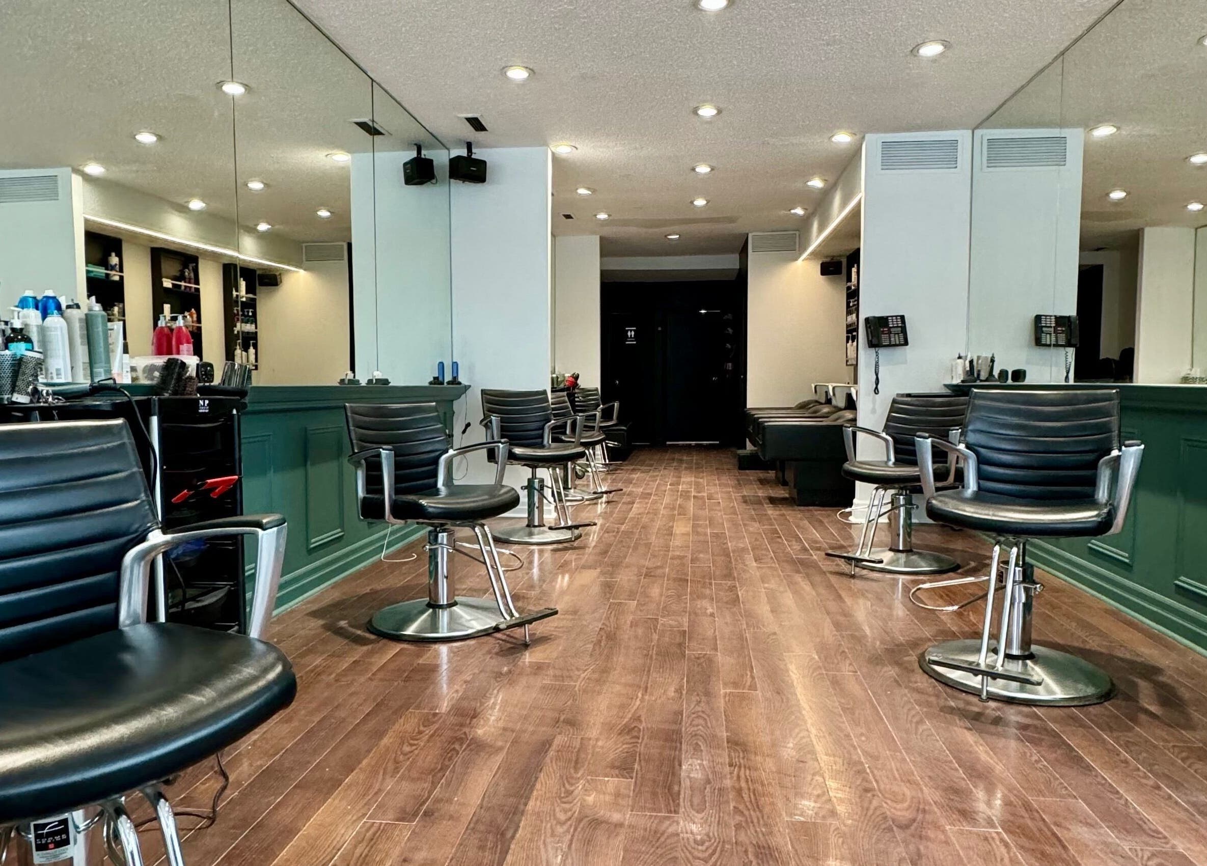 Intérieur moderne du Salon Pierre Alexandre à Montréal, Québec, CA avec fauteuils élégants et miroirs.