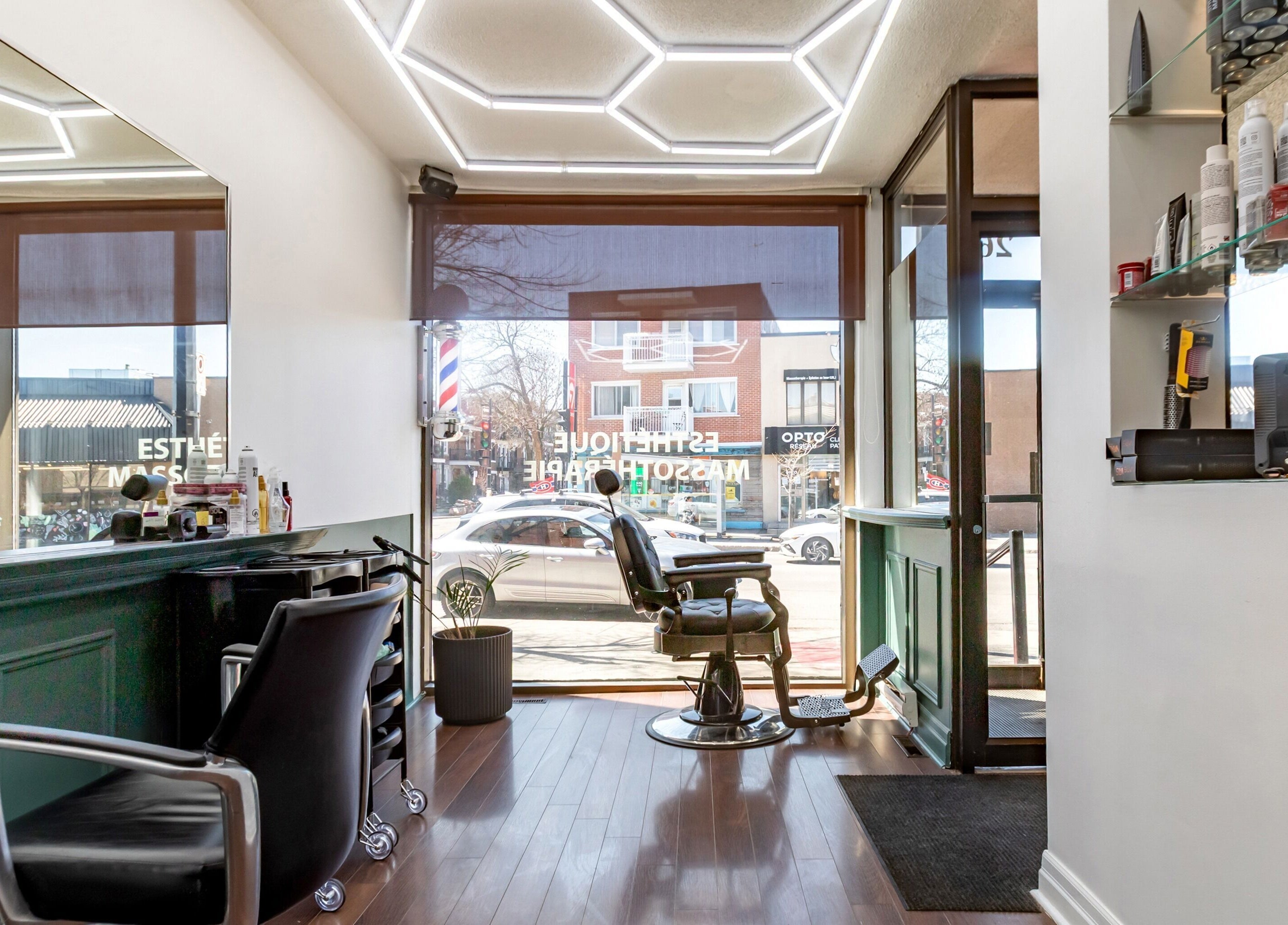 Intérieur élégant du Salon Pierre Alexandre à Montréal, Québec, CA avec fauteuil de barbier moderne.