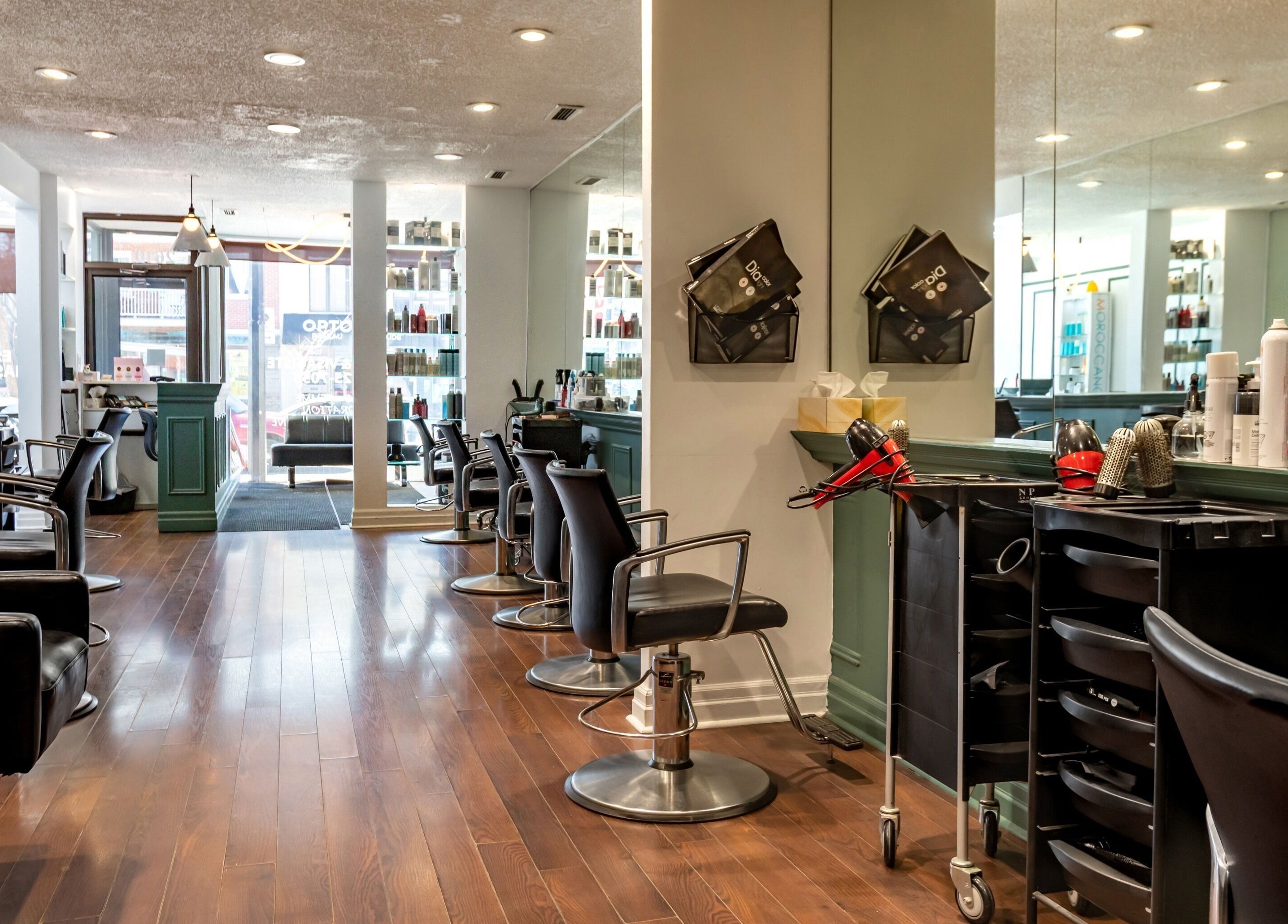 Intérieur moderne du Salon Pierre Alexandre à Montréal, Québec, CA, avec des chaises et des miroirs élégants.
