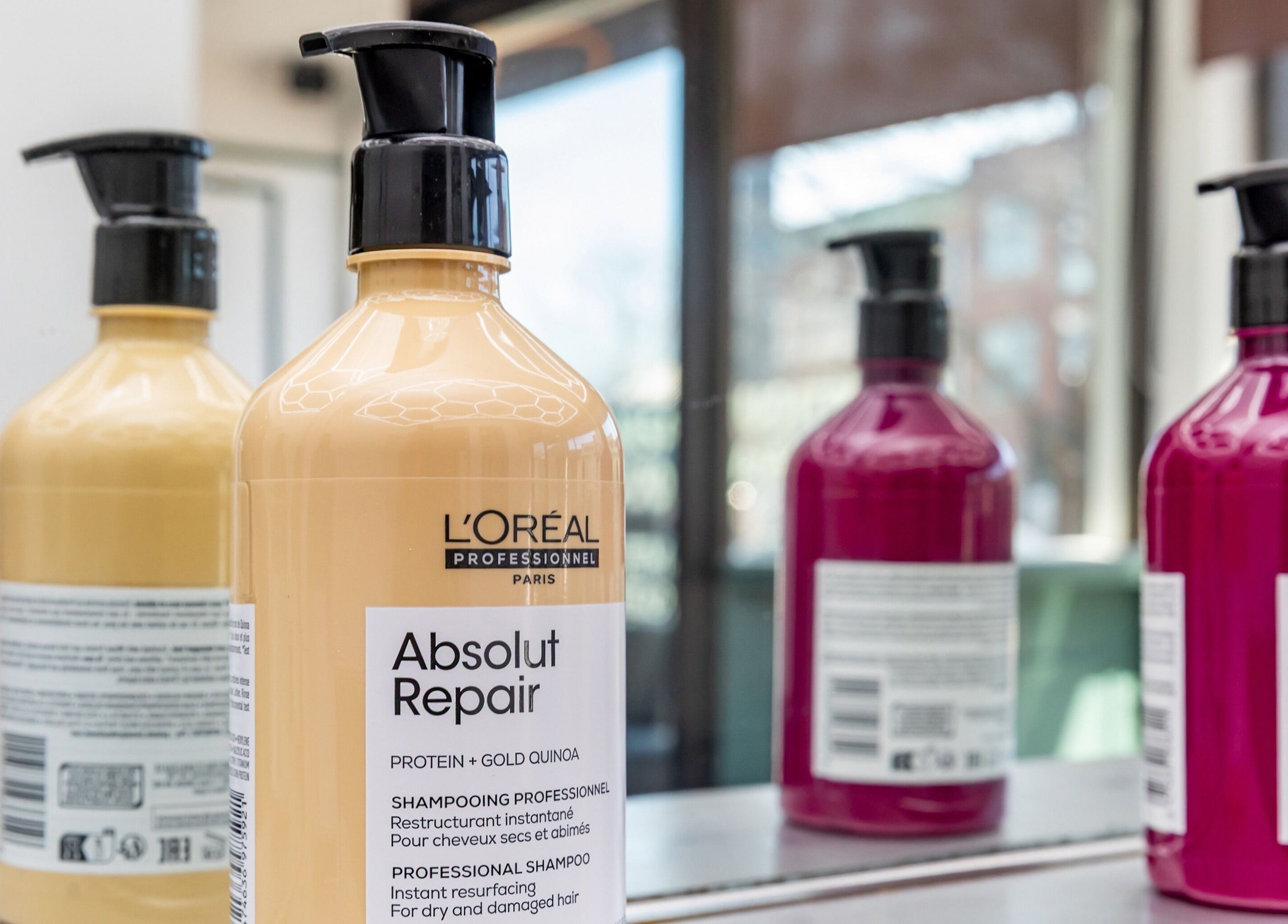 Produits L'Oréal sur une étagère au Salon Pierre Alexandre, Montréal, Québec, CA.