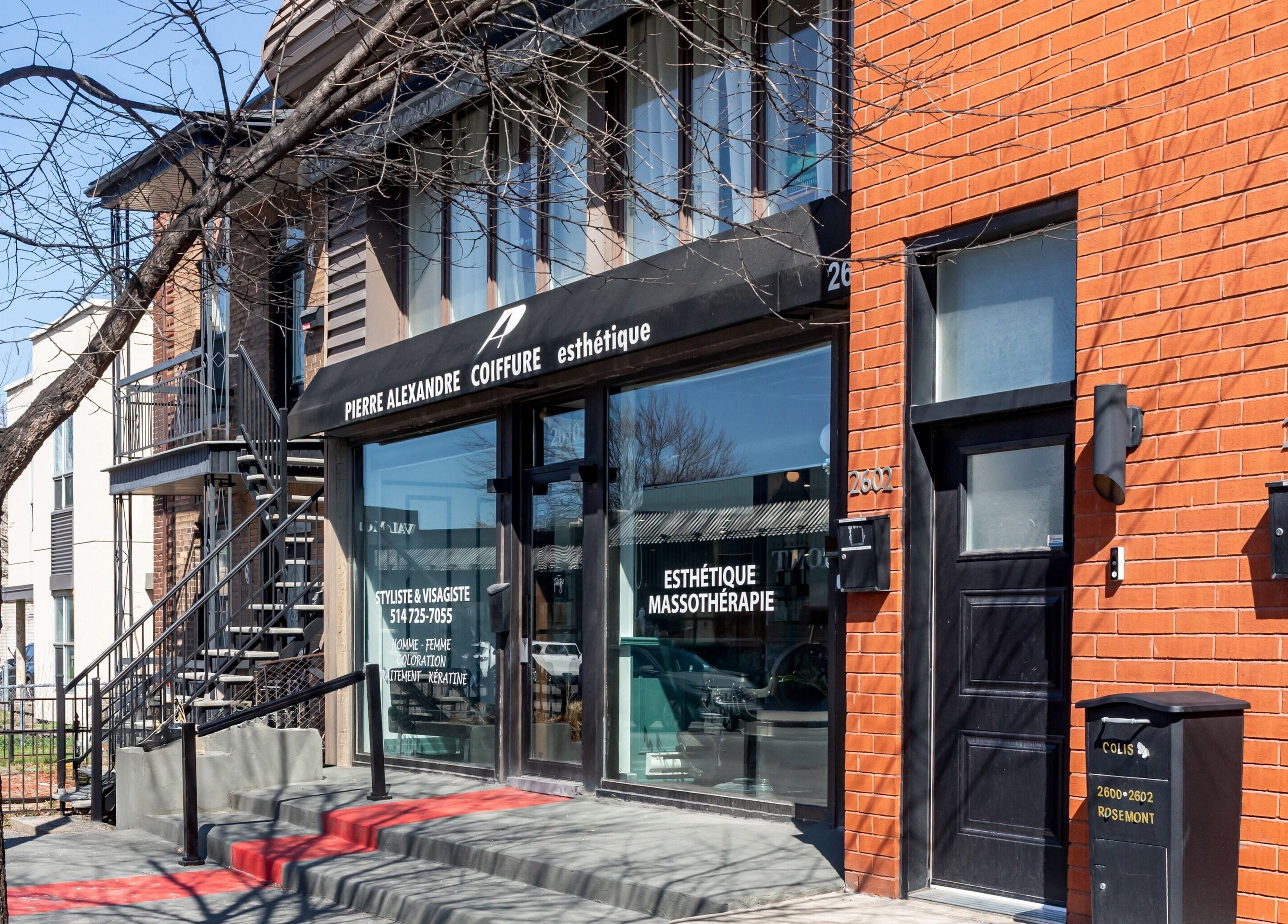 Entrée moderne de Salon Pierre Alexandre à Montréal, Québec, CA, accueillante avec design contemporain.