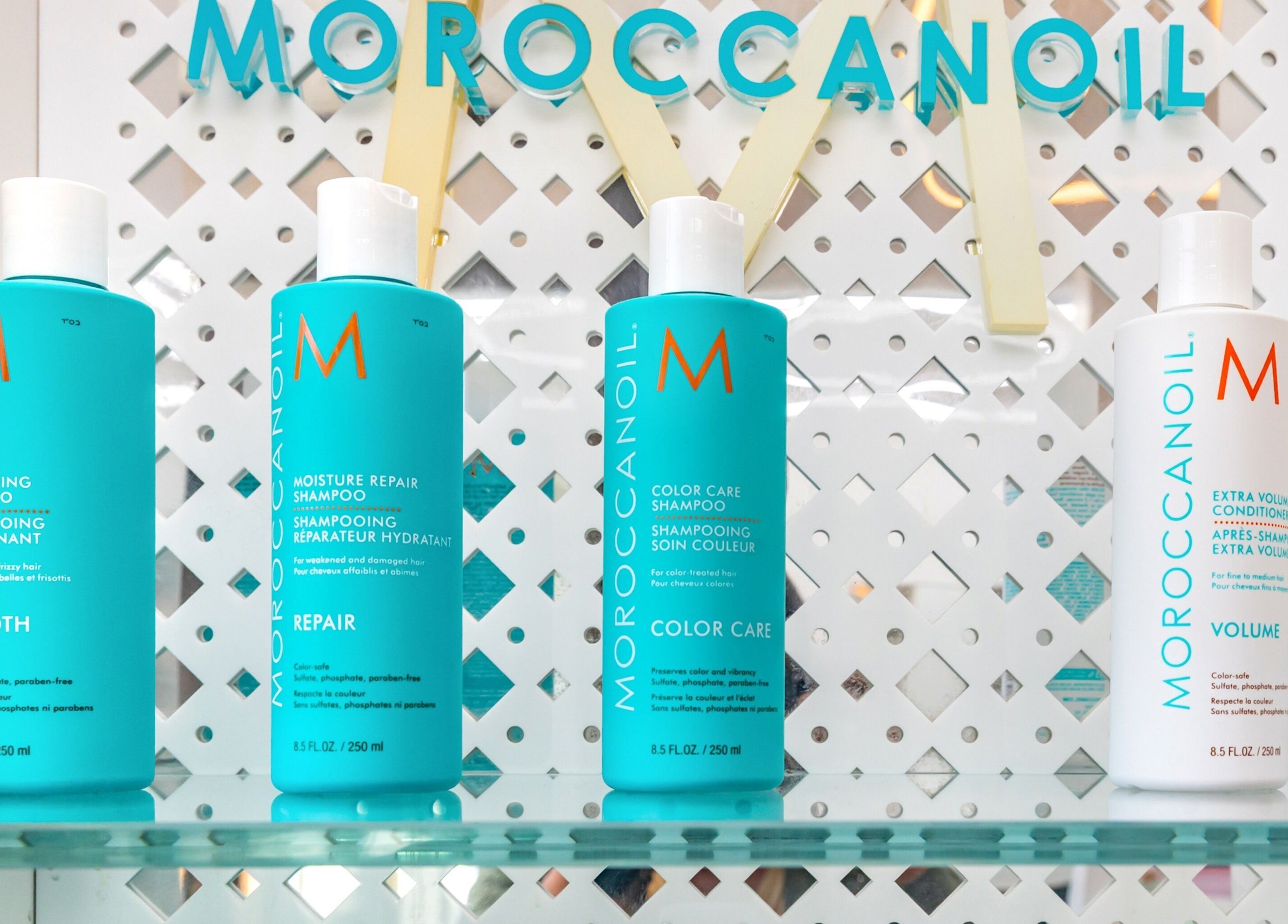 Produits Moroccanoil sur étagère au Salon Pierre Alexandre, Montréal, Québec, CA.