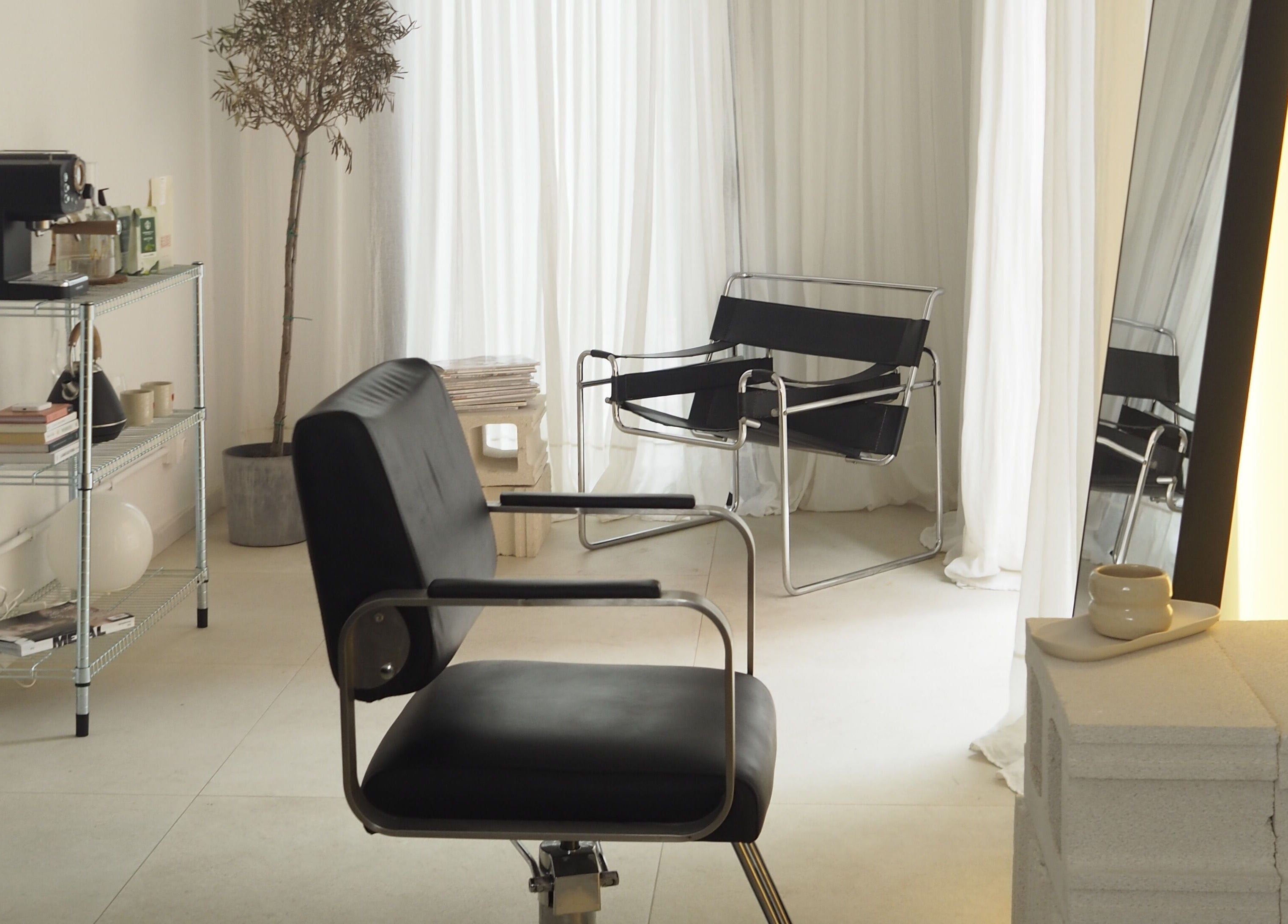 Sala elegante en Ginga Estudio By Fefis, Barcelona, Catalunya, ES con sillas modernas y decoración minimalista.