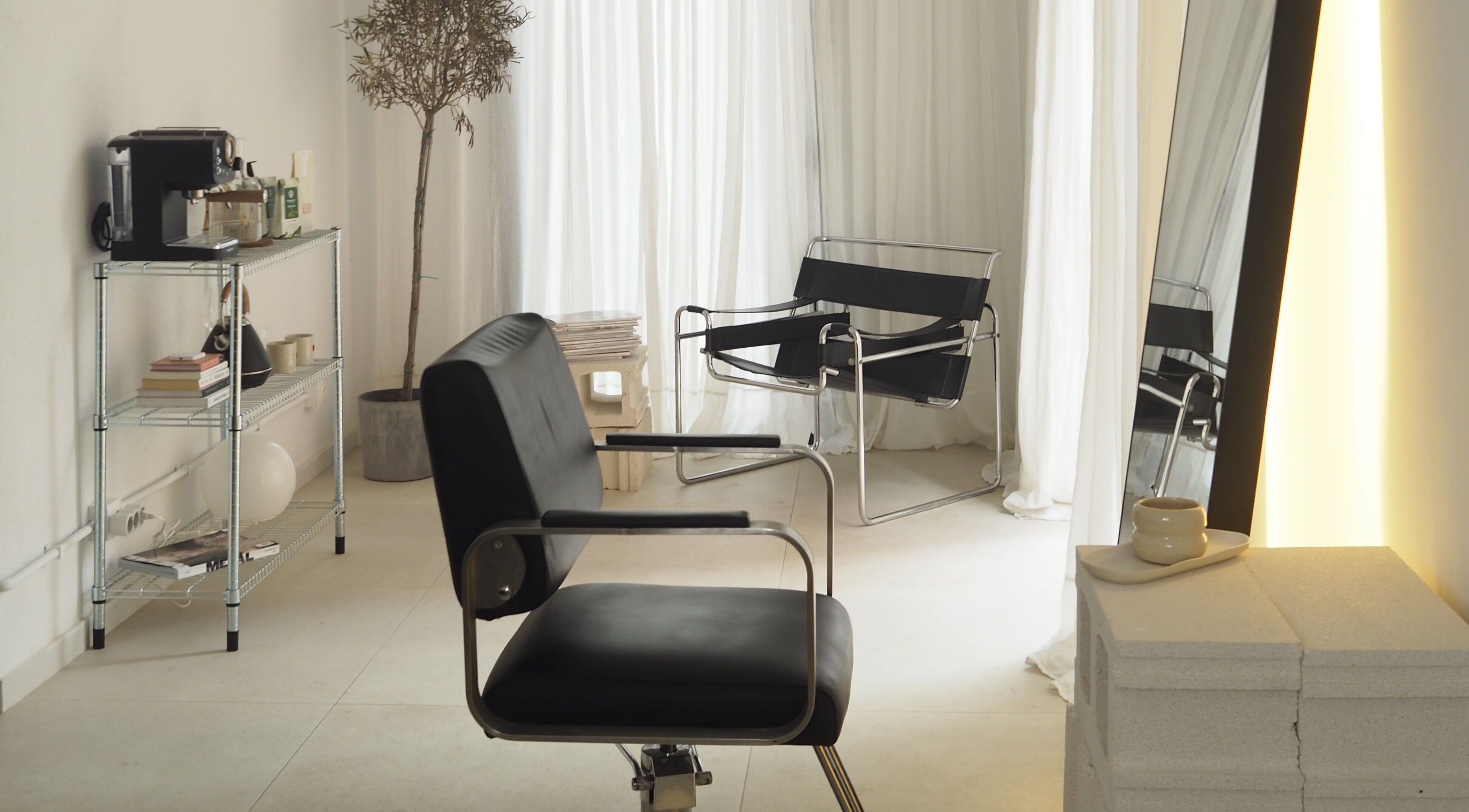 Sala elegante en Ginga Estudio By Fefis, Barcelona, Catalunya, ES con sillas modernas y decoración minimalista.