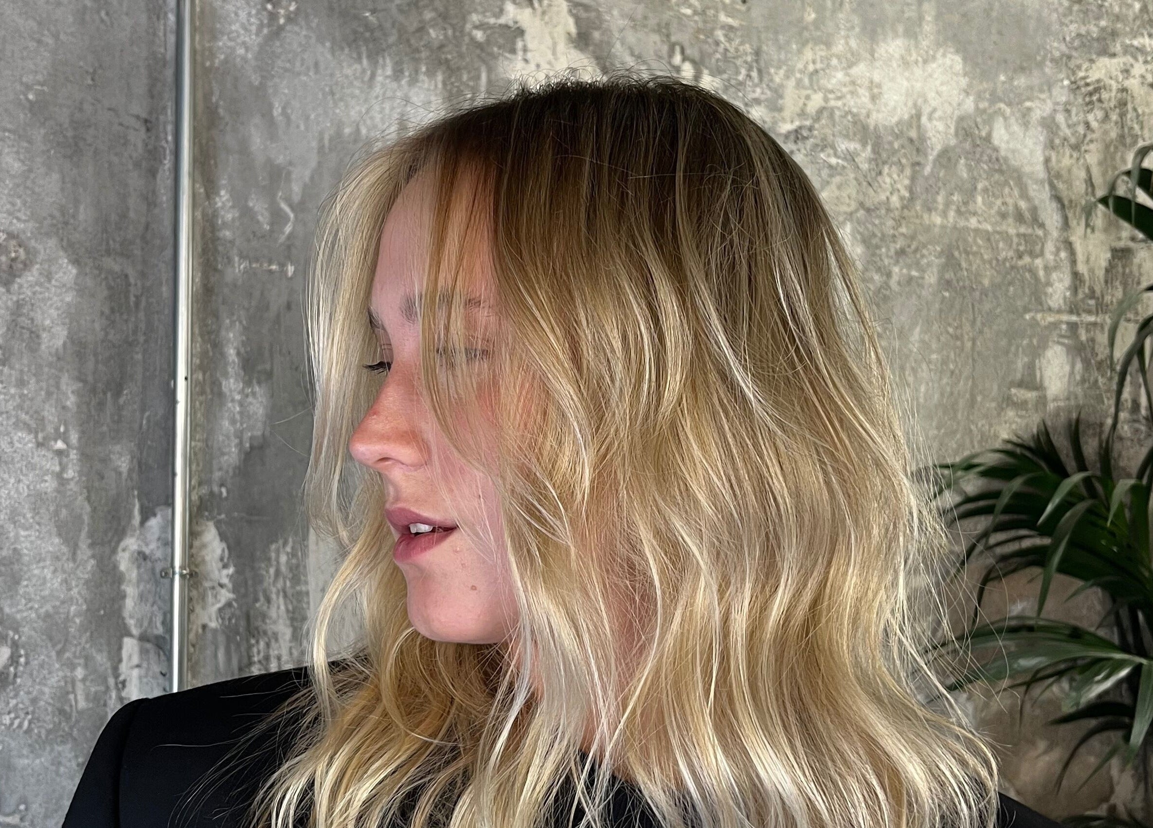 Estilo de cabello rubio en Ginga Estudio By Fefis, Barcelona, Catalunya, ES, con fondo industrial.