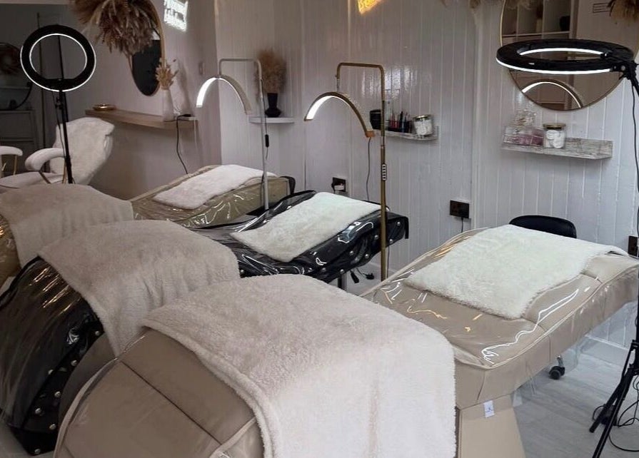 Sophisticated treatment room at Got2 Blashed, Edinburgh, Scotland, GB with luxurious equipment and soft lighting.