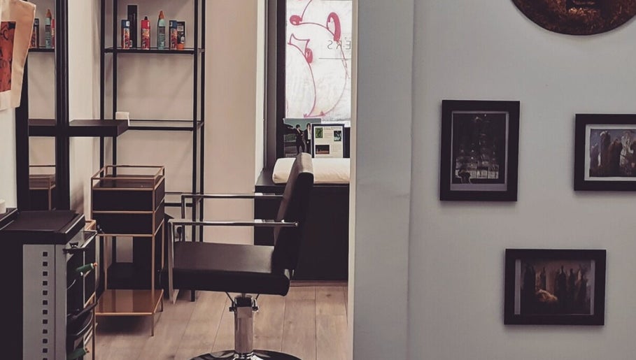 United Hair Designers, bild 1