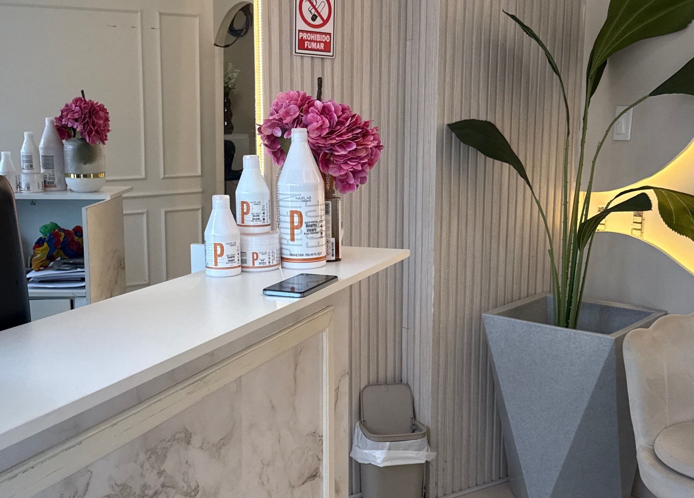 Recepción con flores y productos en Rose Room, Guayaquil, Guayas, EC.