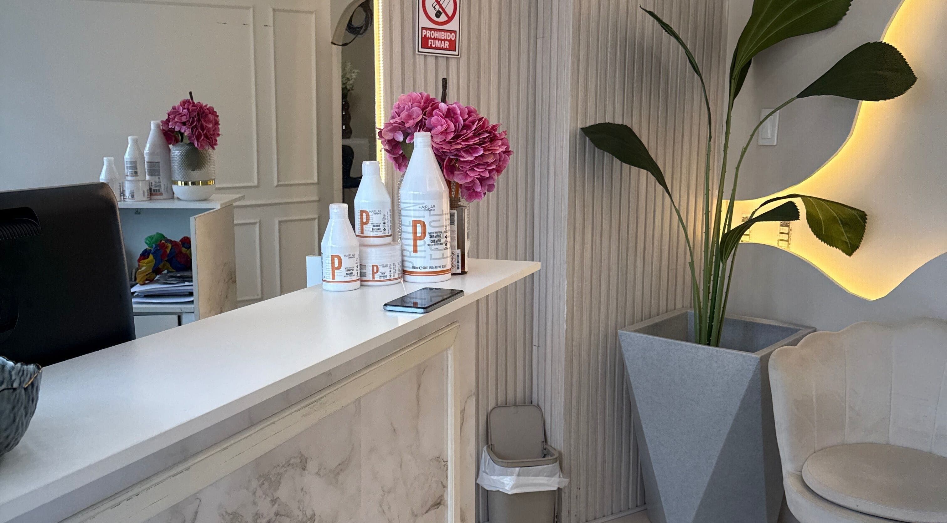 Recepción con flores y productos en Rose Room, Guayaquil, Guayas, EC.