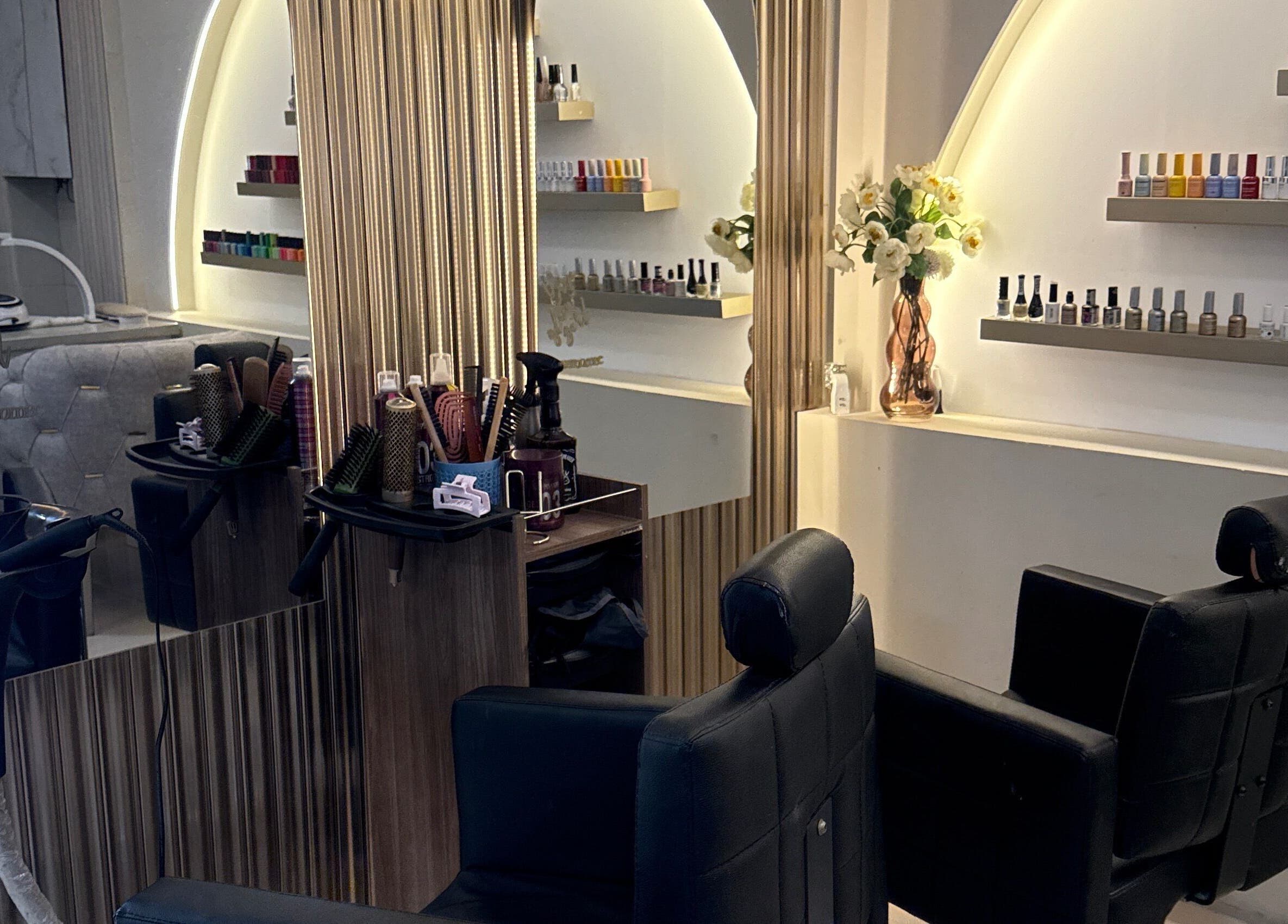 Interior del salón Rose Room en Guayaquil, Guayas, EC, mostrando sillas y productos de belleza.