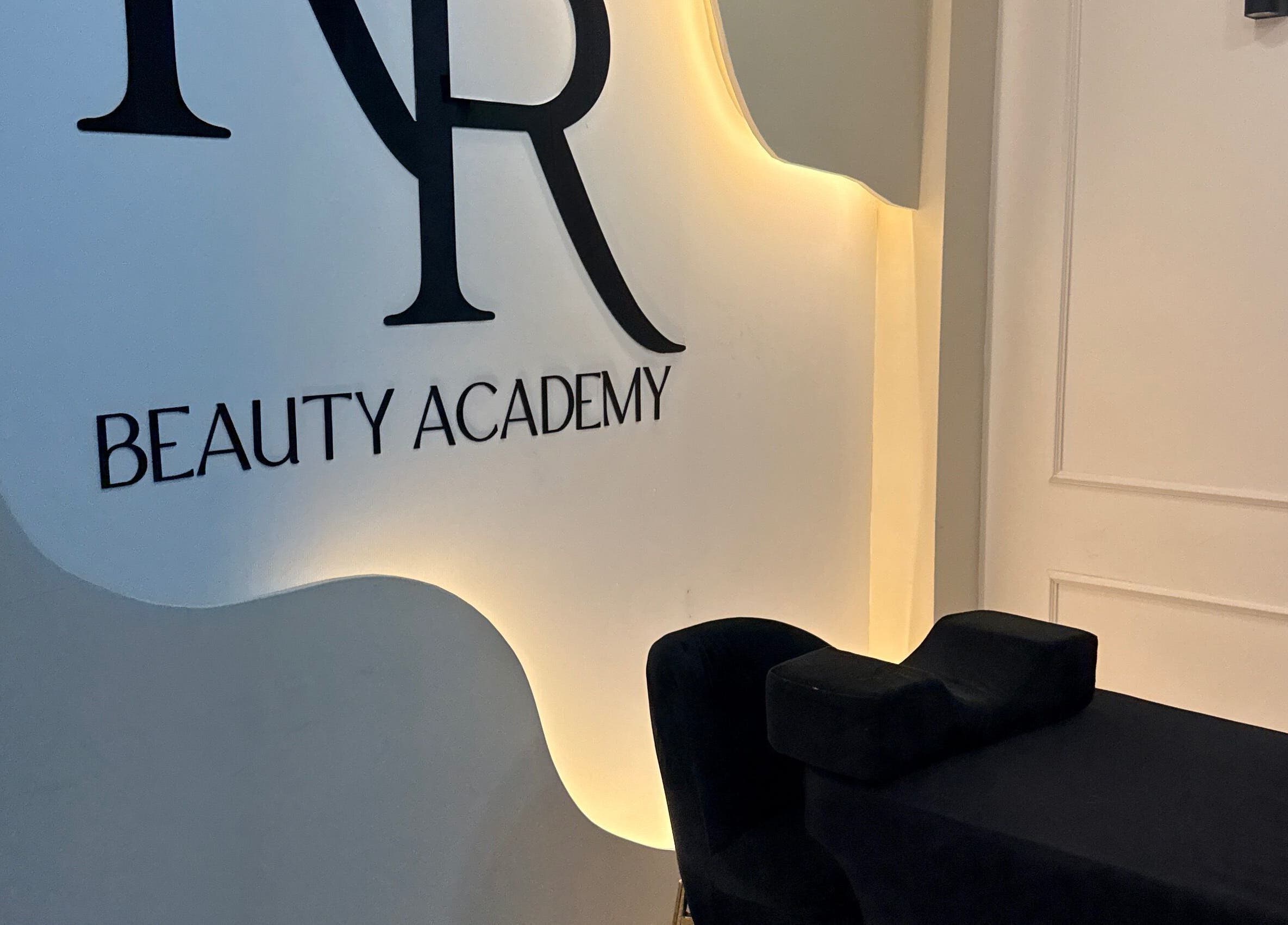 Interior del Rose Room en Guayaquil, Guayas, EC, destacando la academia de belleza iluminada.