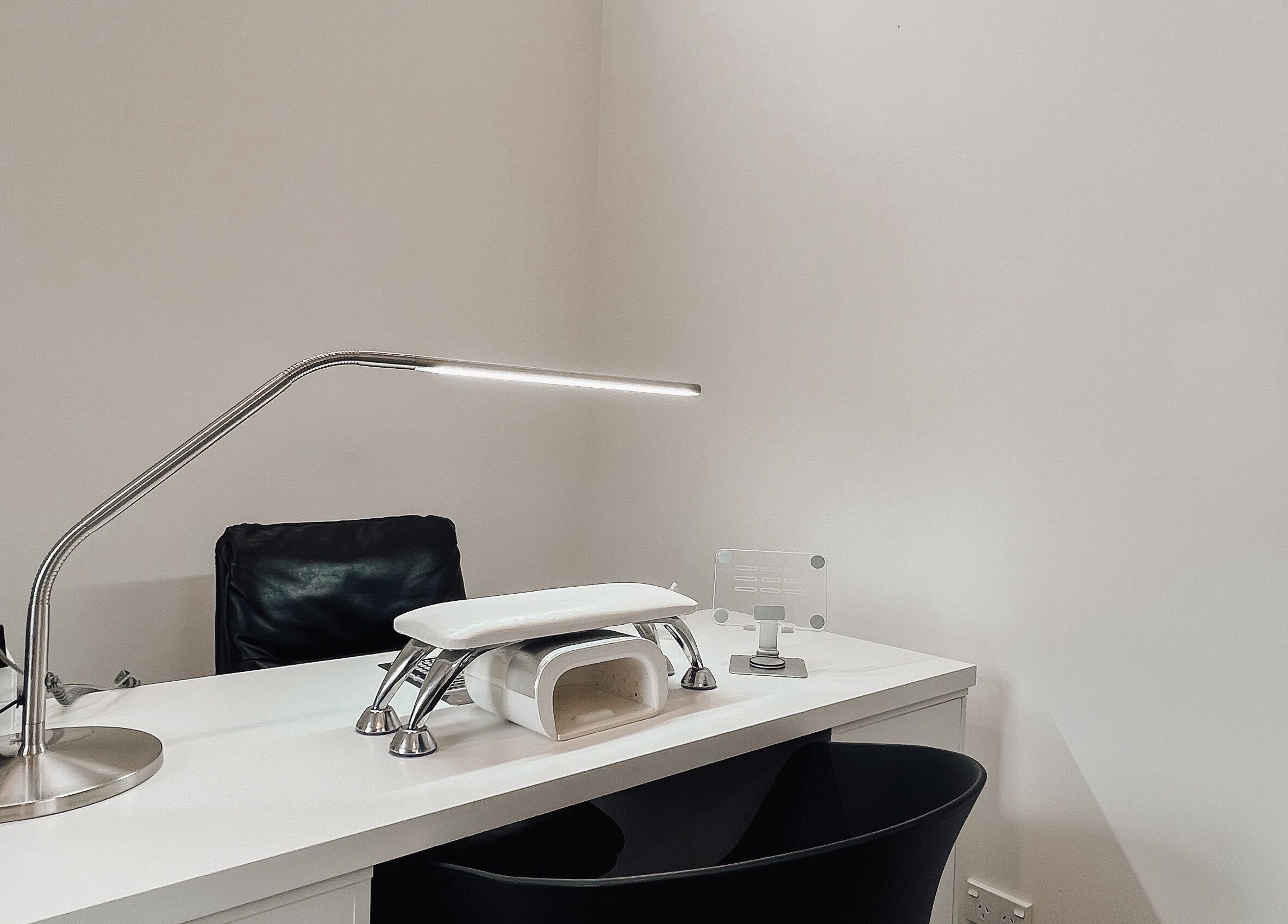 Minimalist workspace at Stren Beauty in Auckland, NZ, equipped for beauty treatments.