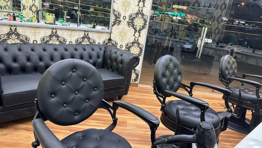 Naium Barber Shop at Mutiara Damansara obrázek 1
