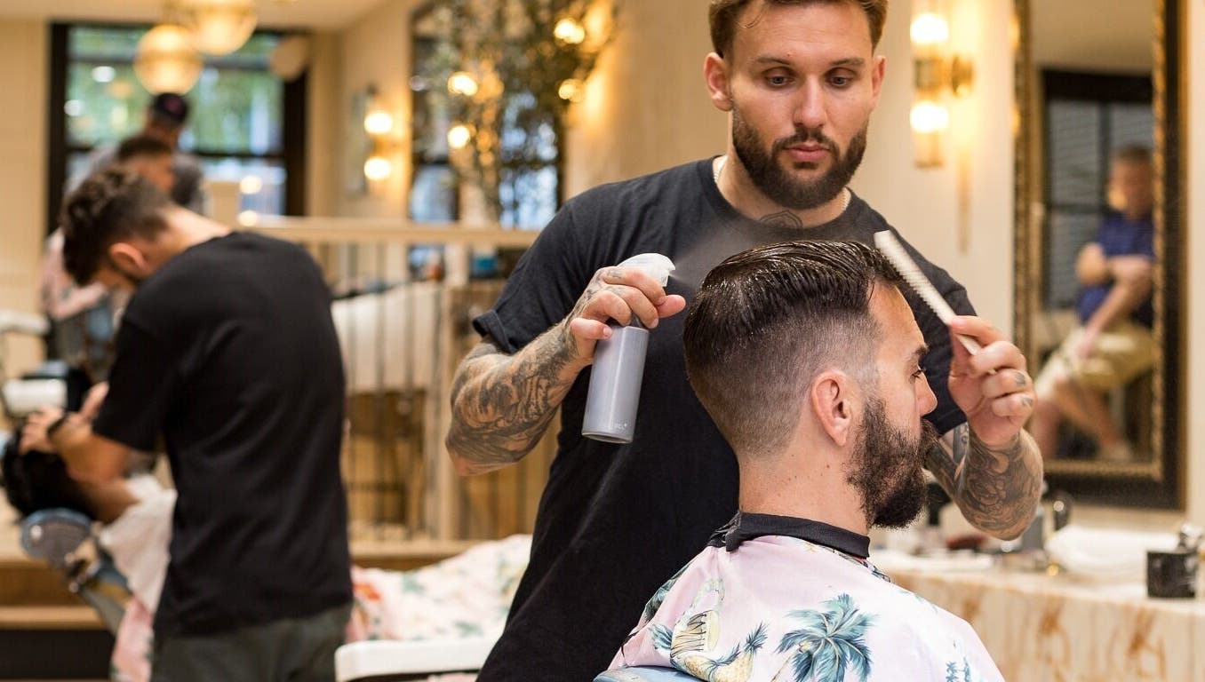 Professional stylist at Cut Throat - De Pijp, Amsterdam, Noord-Holland, NL, crafting a stylish haircut.