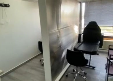 Sala de tratamiento moderna en Podovita, La Reina, Región Metropolitana, CL, con sillas ergonómicas y luz natural.