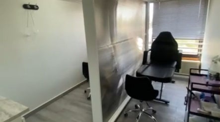 Sala de tratamiento moderna en Podovita, La Reina, Región Metropolitana, CL, con sillas ergonómicas y luz natural.