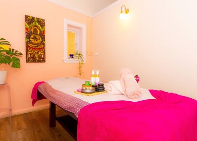 Relaxing massage room at Chat Thai Massage, Crows Nest, New South Wales, AU with vibrant decor and soft lighting.
