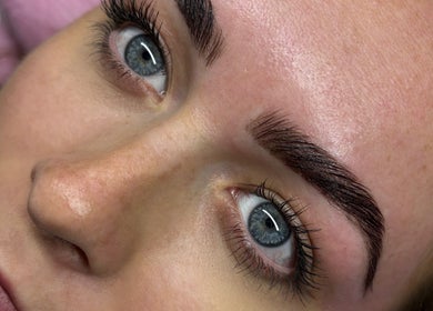 Expertly shaped eyebrows at The Brow & Nail Lounge in Worthing, England, GB for a flawless beauty result.