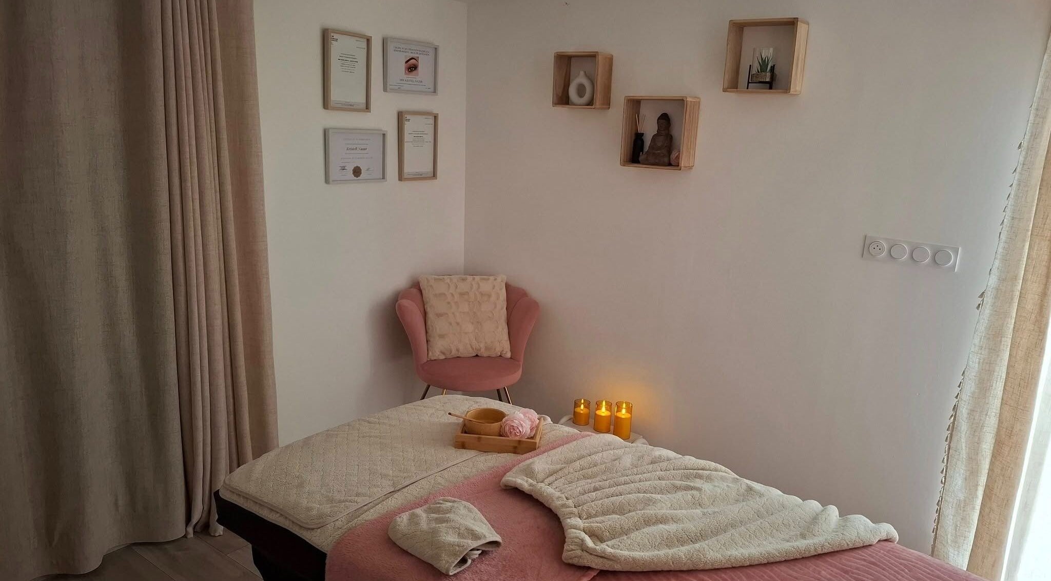 Salle de massage apaisante à Kiki Beauty, Lisle-sur-tarn, Occitanie, FR, avec bougies et décorations murales.