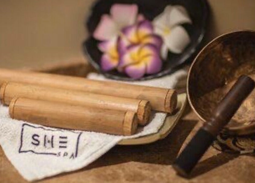 Bamboo sticks and flowers on She Spa Al Ain towel, العين, أبو ظبي, AE.