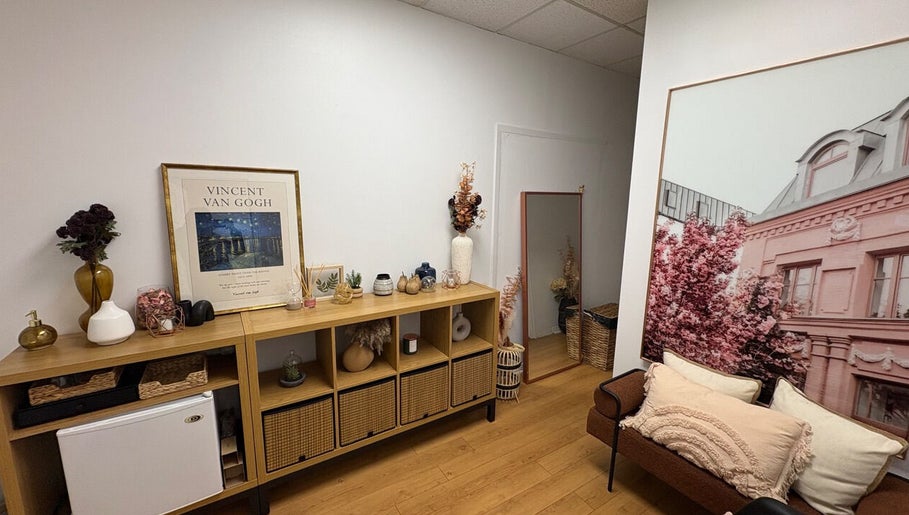 Intérieur chic et apaisant de Curated Microlocs à Montréal, Québec, CA avec décoration artistique.