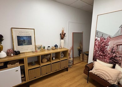 Intérieur chic et apaisant de Curated Microlocs à Montréal, Québec, CA avec décoration artistique.