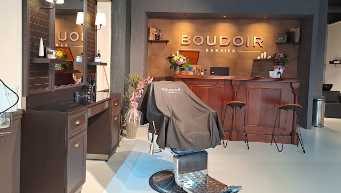 Chique interieur van Boudoir Barbier in Almelo, Overijssel, NL met luxe barberstoel en stijlvolle inrichting.