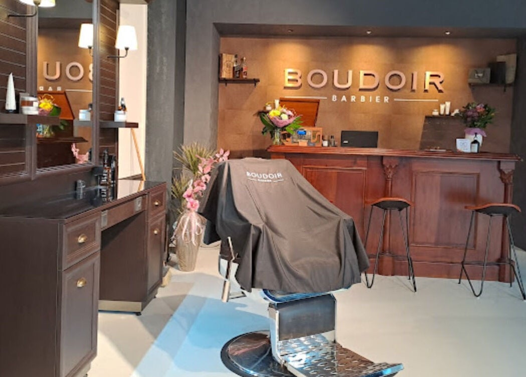 Chique interieur van Boudoir Barbier in Almelo, Overijssel, NL met luxe barberstoel en stijlvolle inrichting.