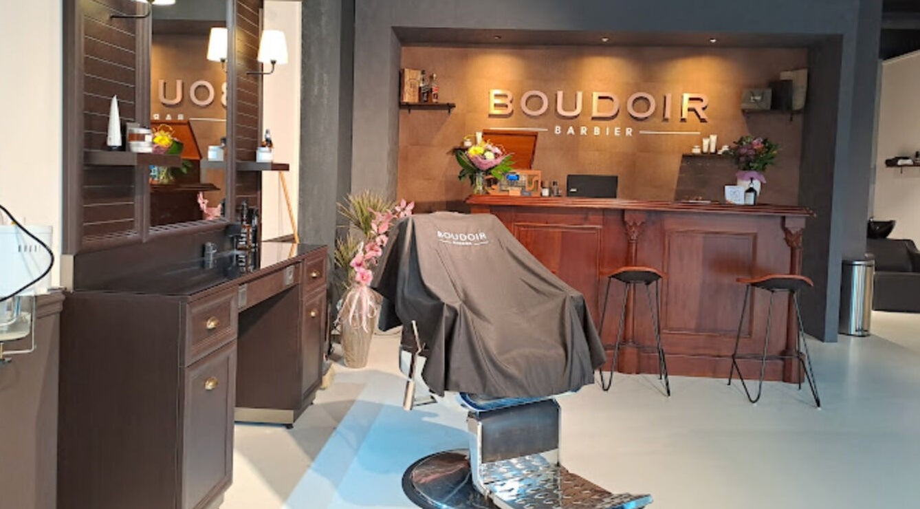 Chique interieur van Boudoir Barbier in Almelo, Overijssel, NL met luxe barberstoel en stijlvolle inrichting.