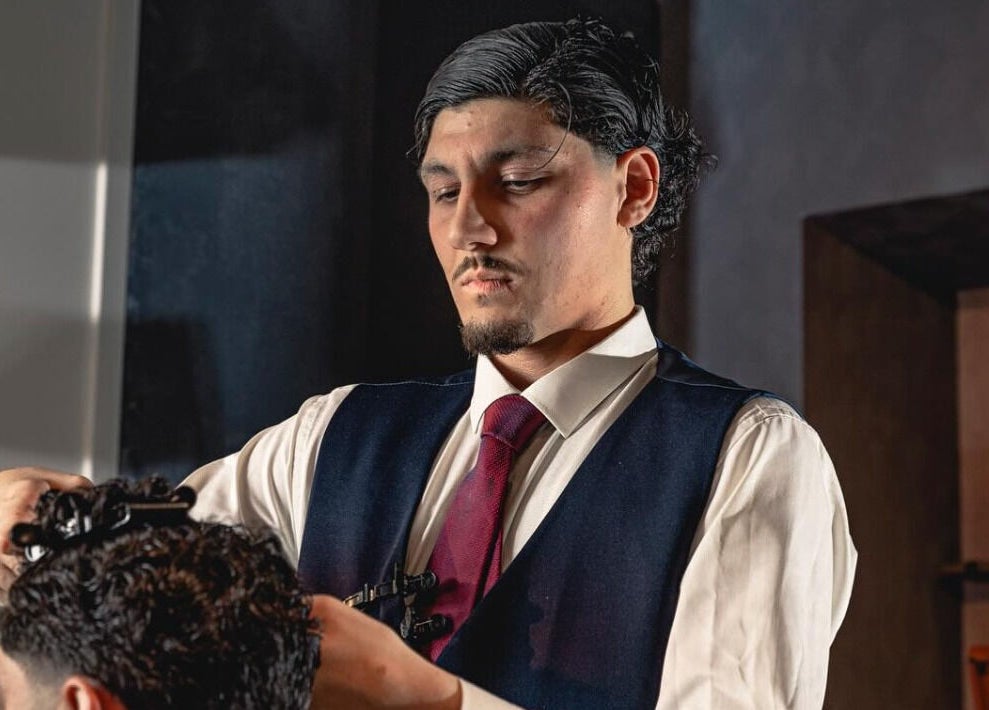 Kapper aan het werk bij Boudoir Barbier in Almelo, Overijssel, NL, in een verfijnde sfeer.